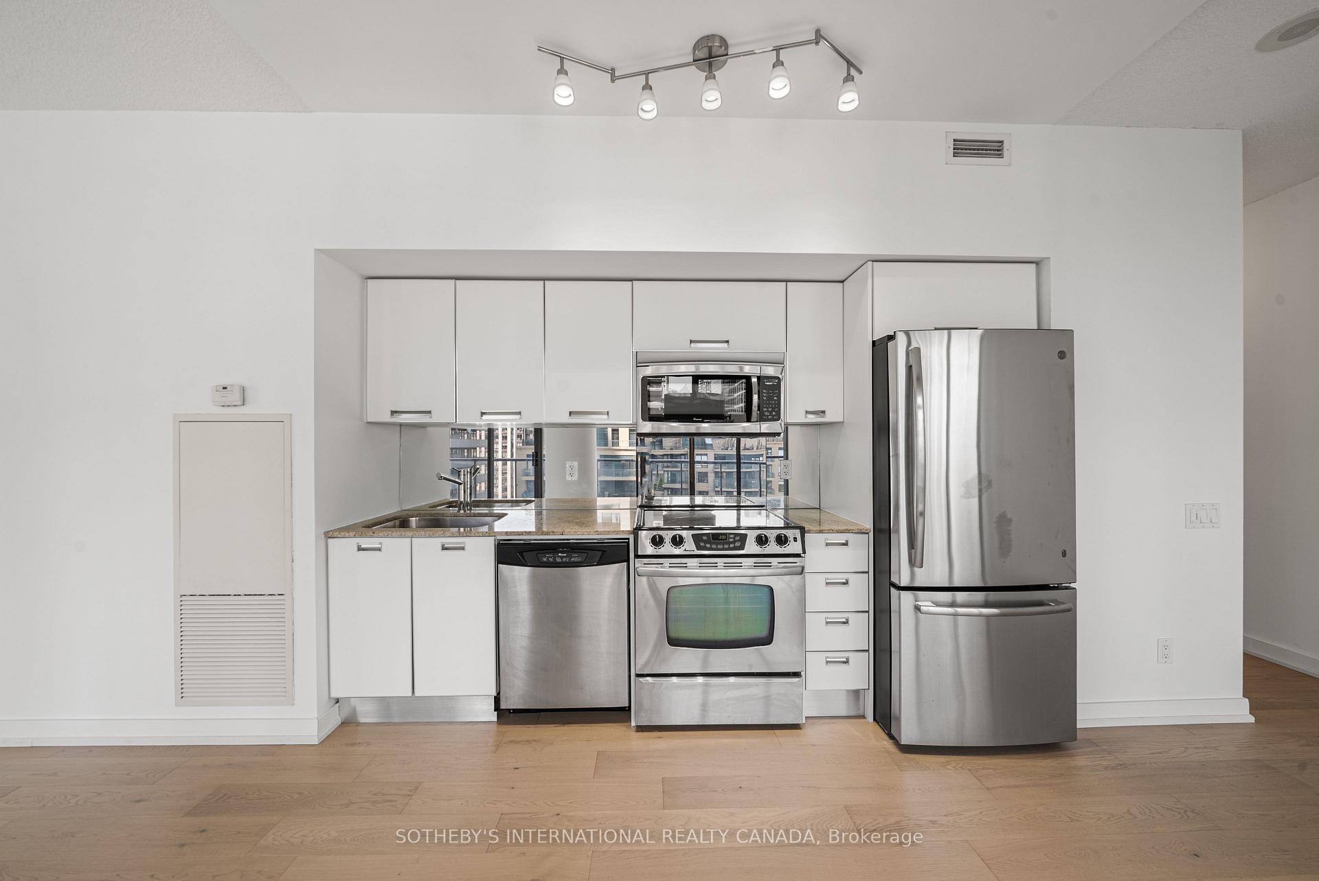 33 Charles Street E 1611, Toronto Unit: 1611