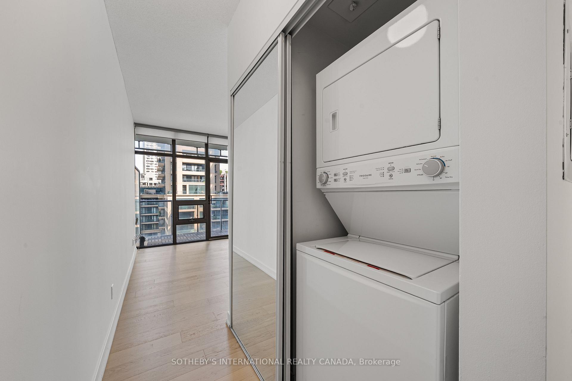 33 Charles Street E 1611, Toronto Unit: 1611
