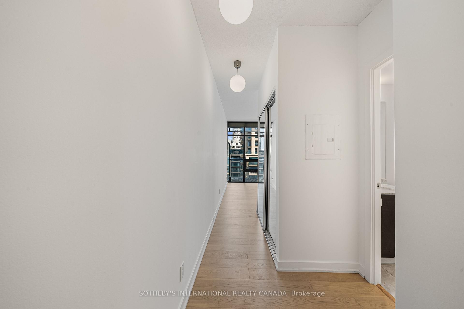 33 Charles Street E 1611, Toronto Unit: 1611