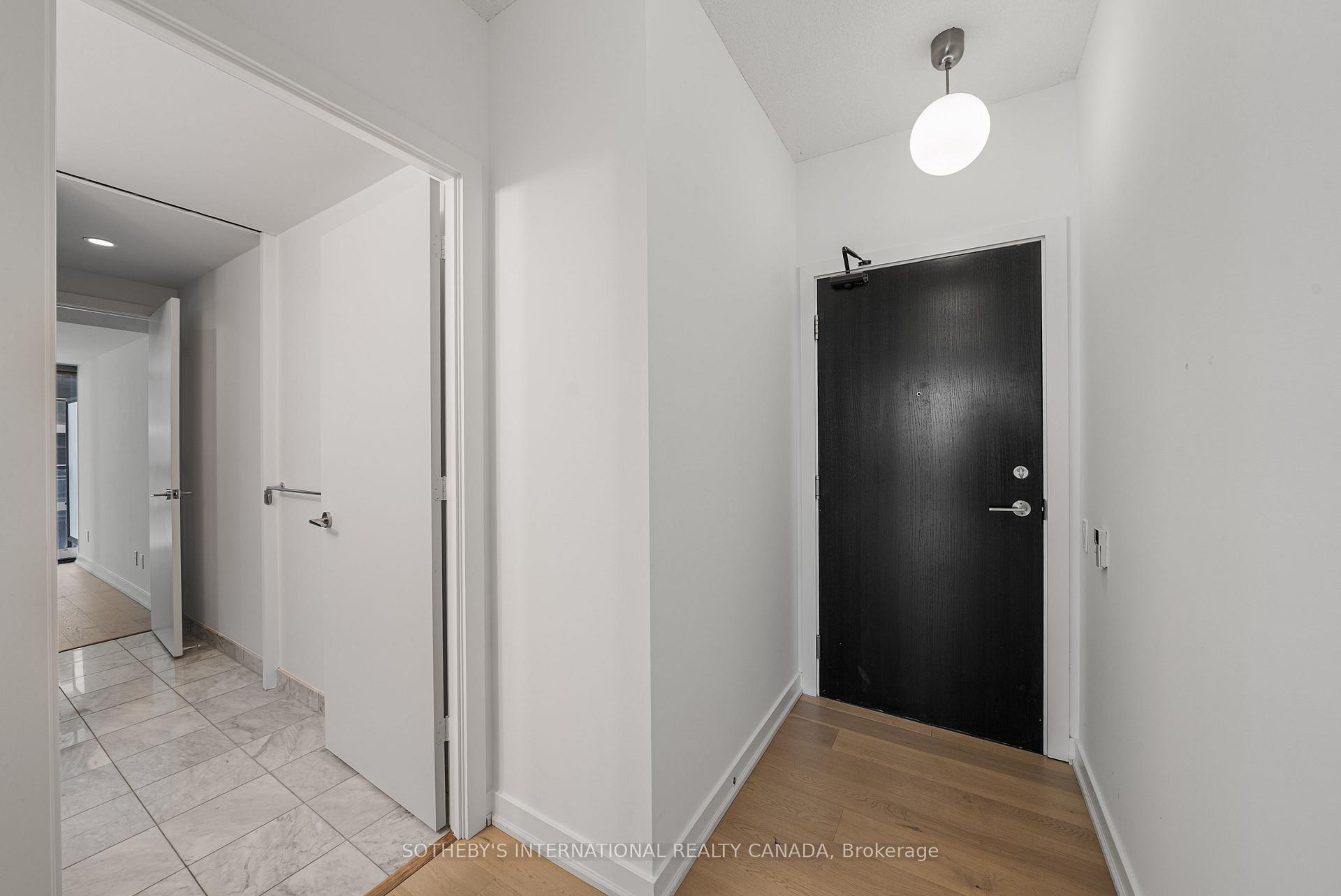33 Charles Street E 1611, Toronto Unit: 1611
