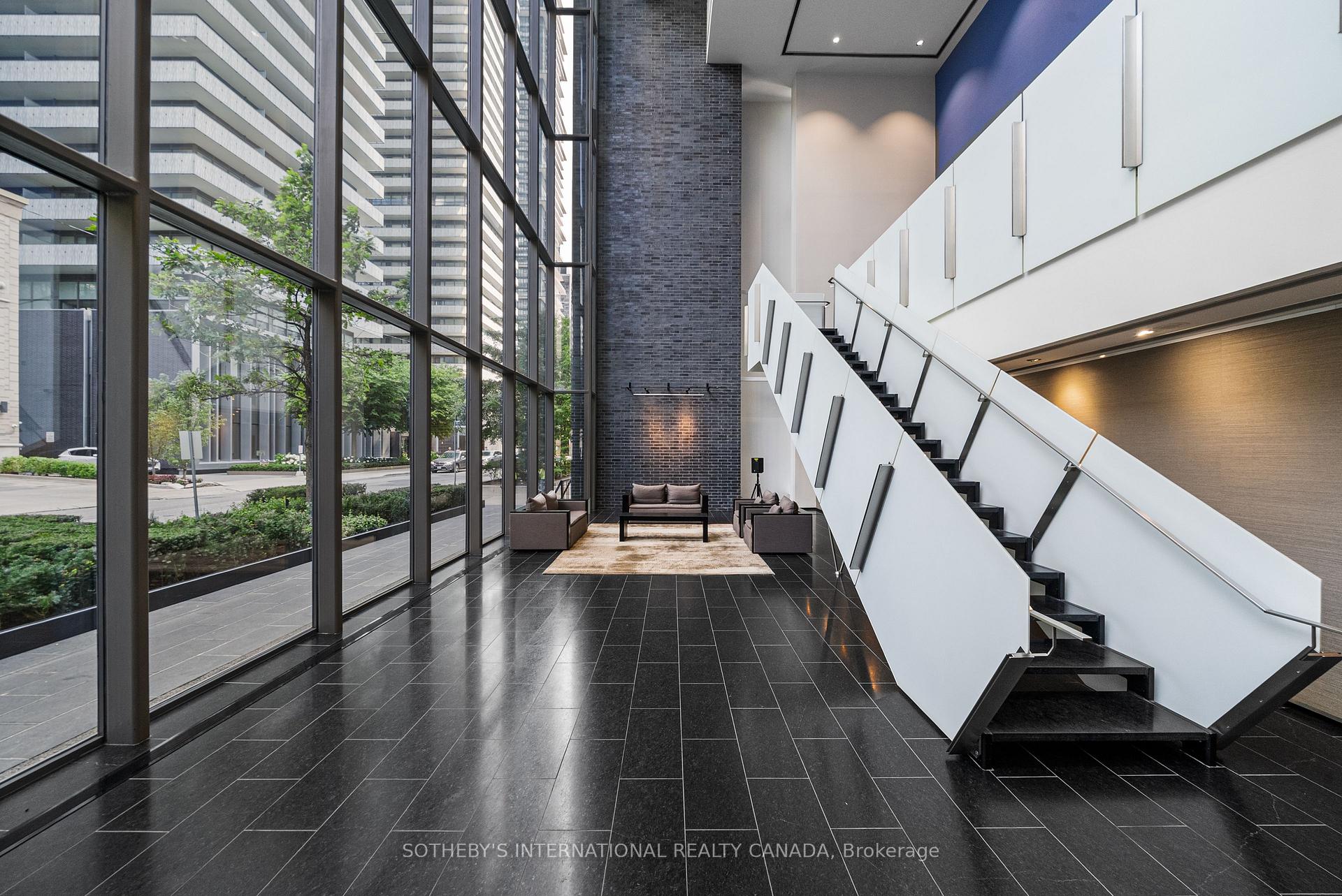 33 Charles Street E 1611, Toronto Unit: 1611