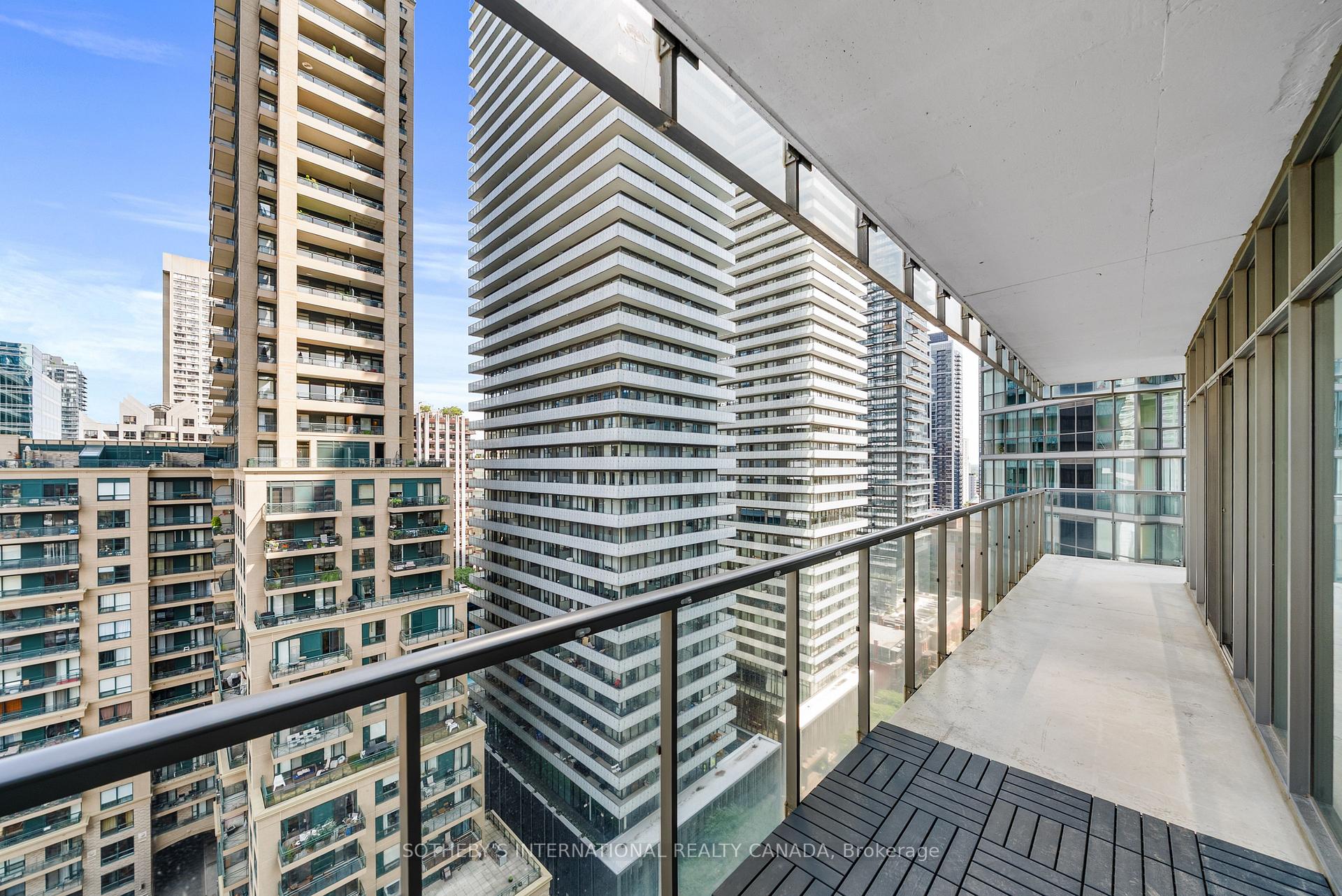 33 Charles Street E 1611, Toronto Unit: 1611