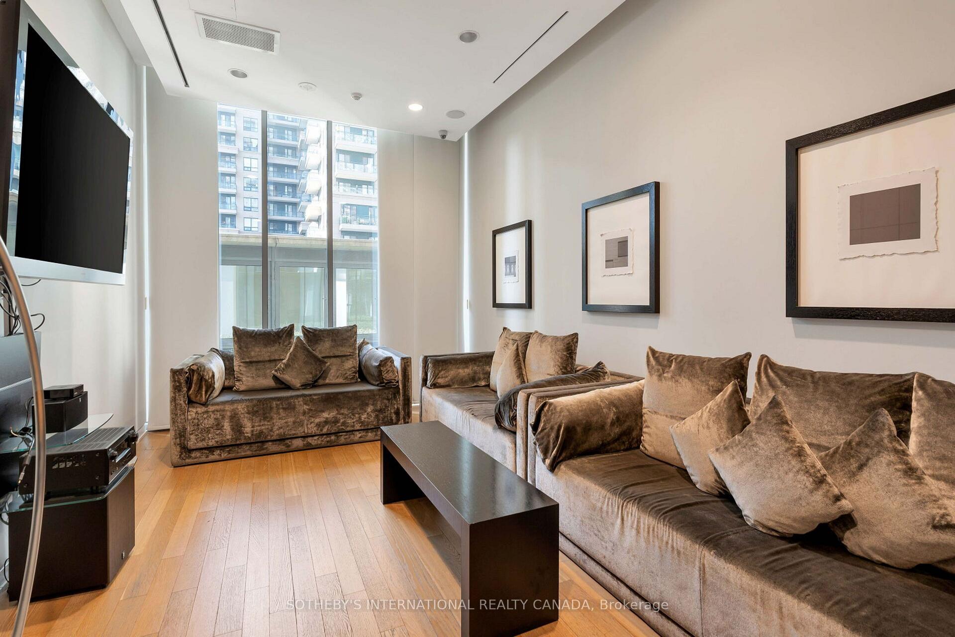 33 Charles Street E 1611, Toronto Unit: 1611