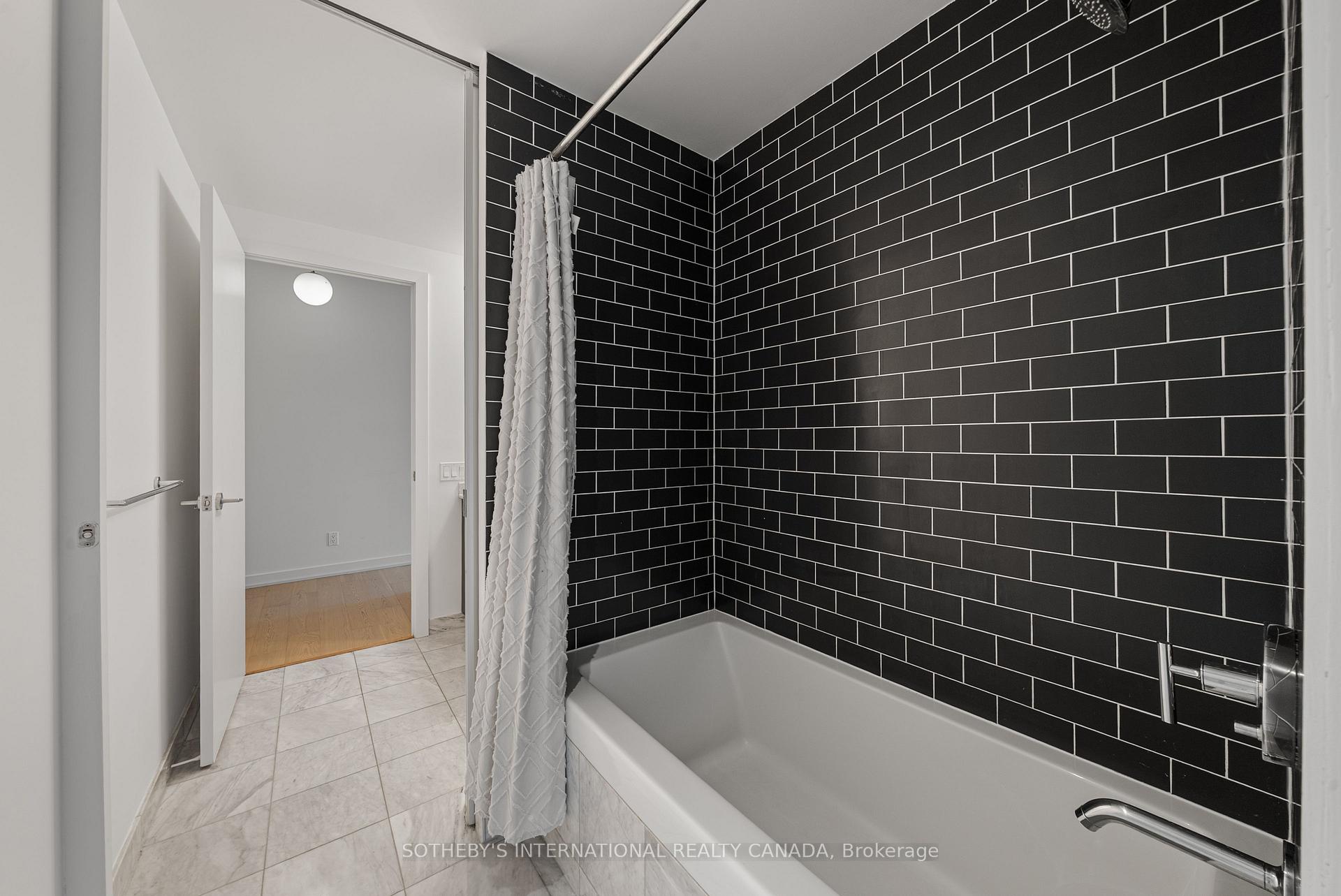 33 Charles Street E 1611, Toronto Unit: 1611