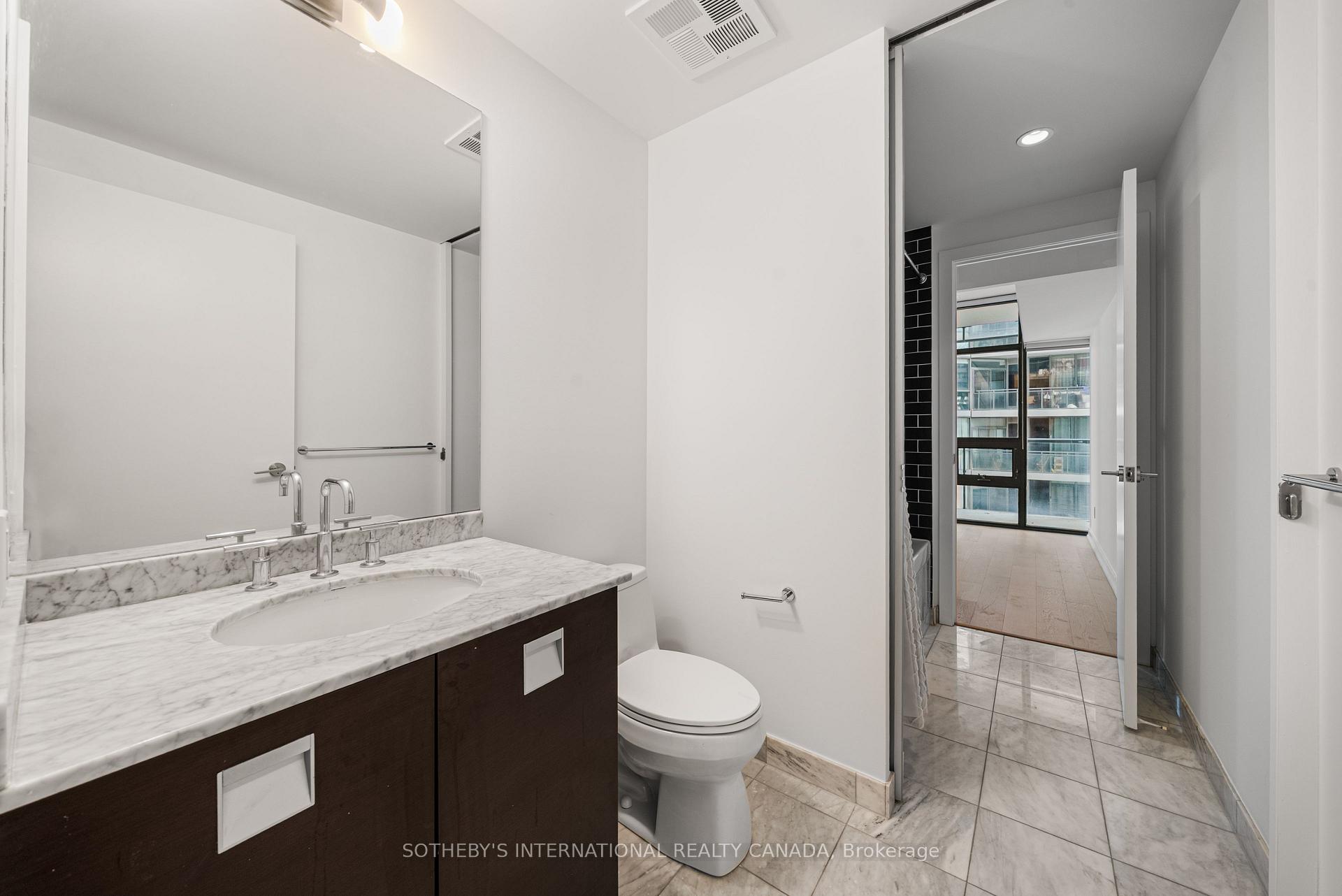 33 Charles Street E 1611, Toronto Unit: 1611