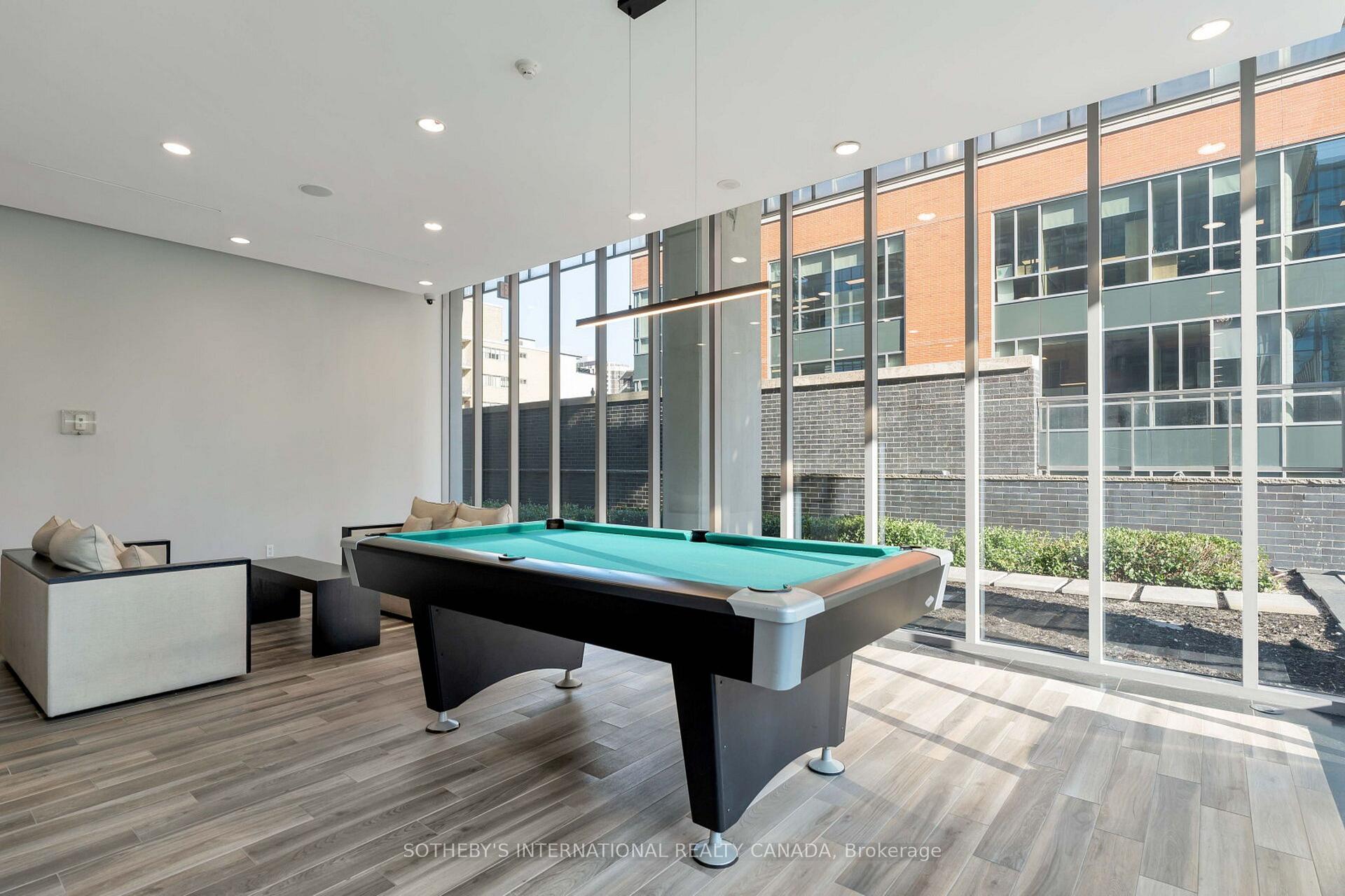 33 Charles Street E 1611, Toronto Unit: 1611