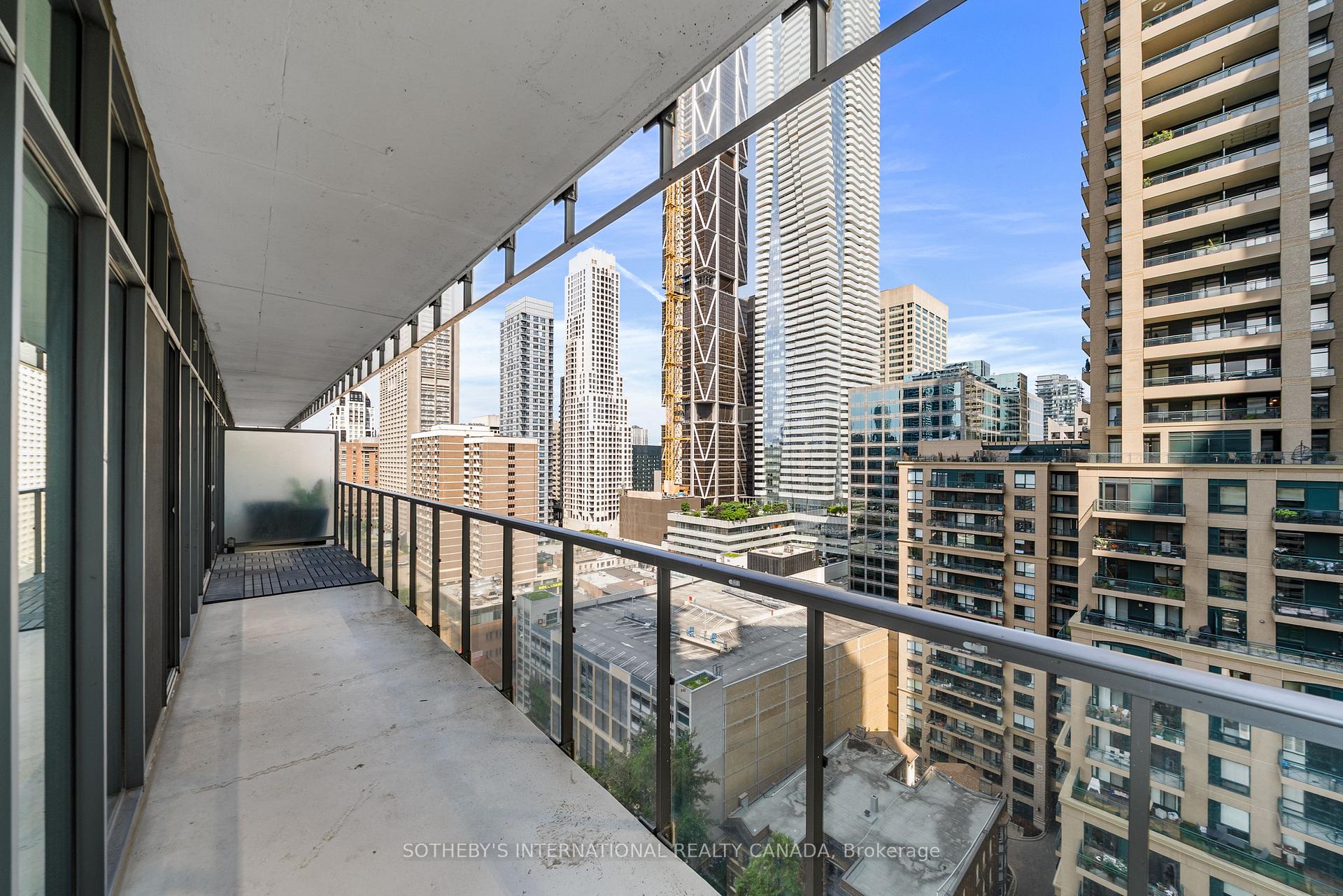 33 Charles Street E 1611, Toronto Unit: 1611