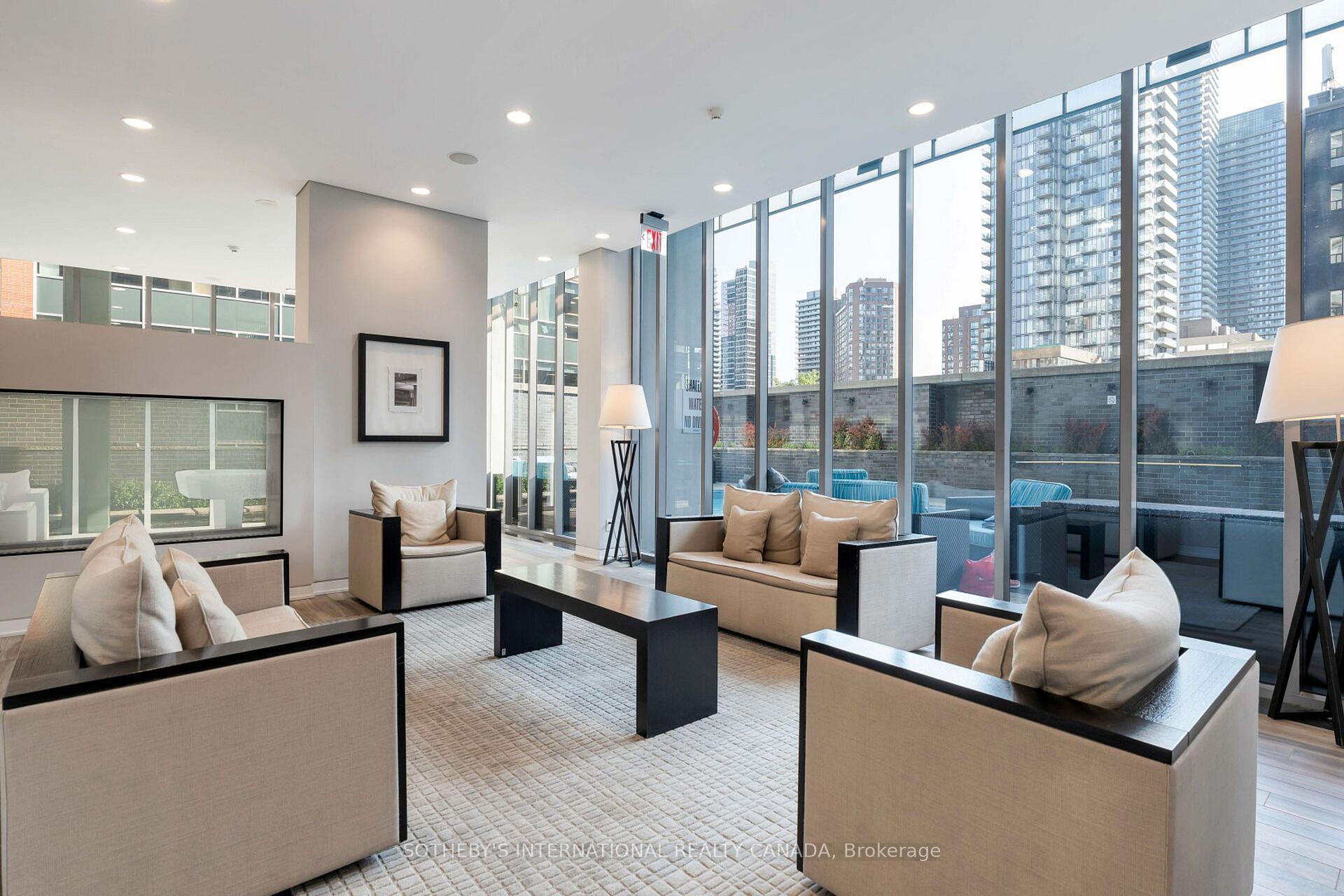 33 Charles Street E 1611, Toronto Unit: 1611