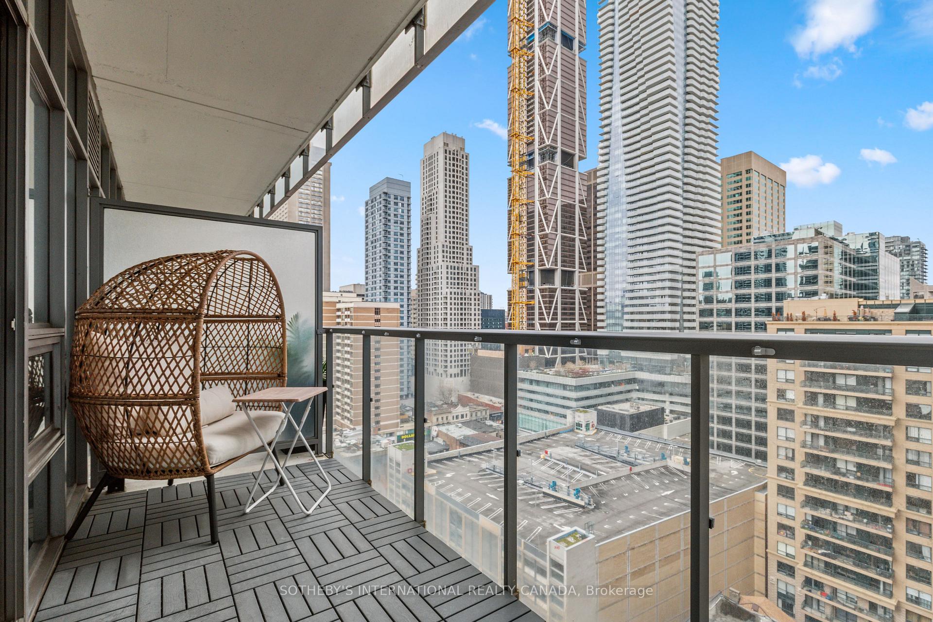 33 Charles Street E 1611, Toronto Unit: 1611