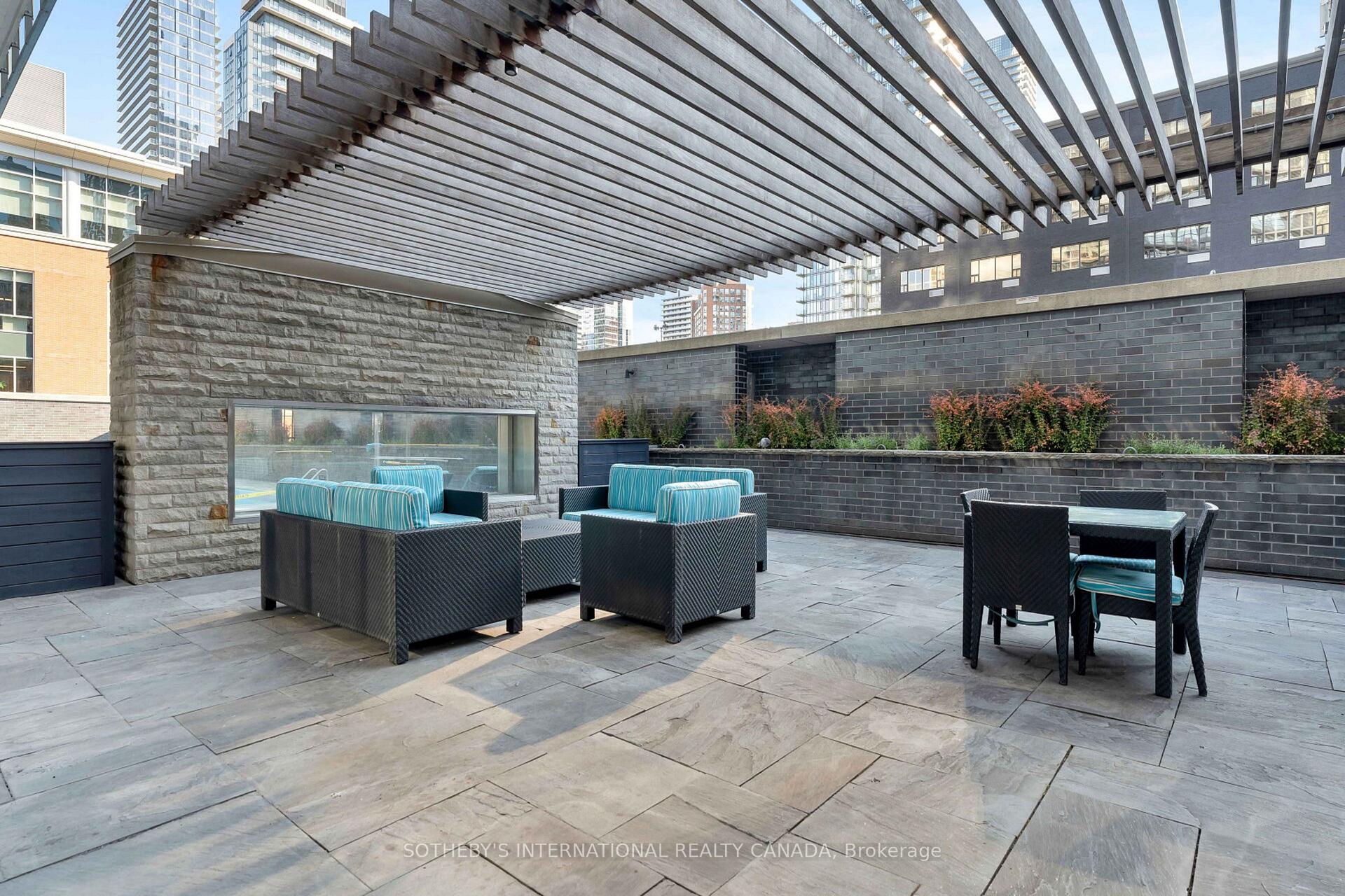 33 Charles Street E 1611, Toronto Unit: 1611