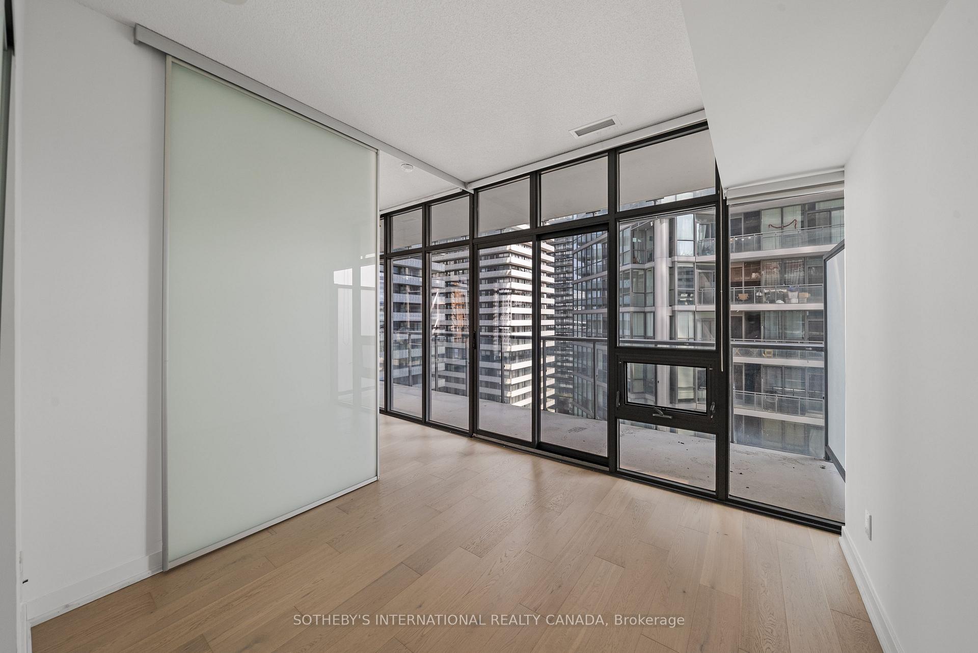 33 Charles Street E 1611, Toronto Unit: 1611