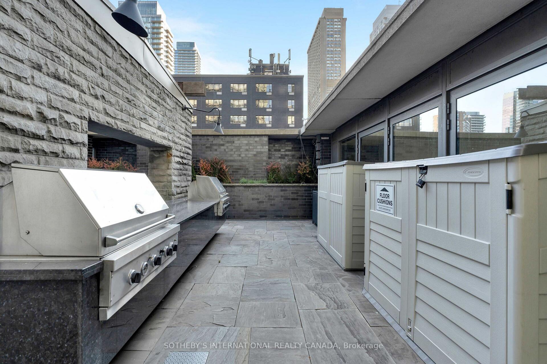 33 Charles Street E 1611, Toronto Unit: 1611