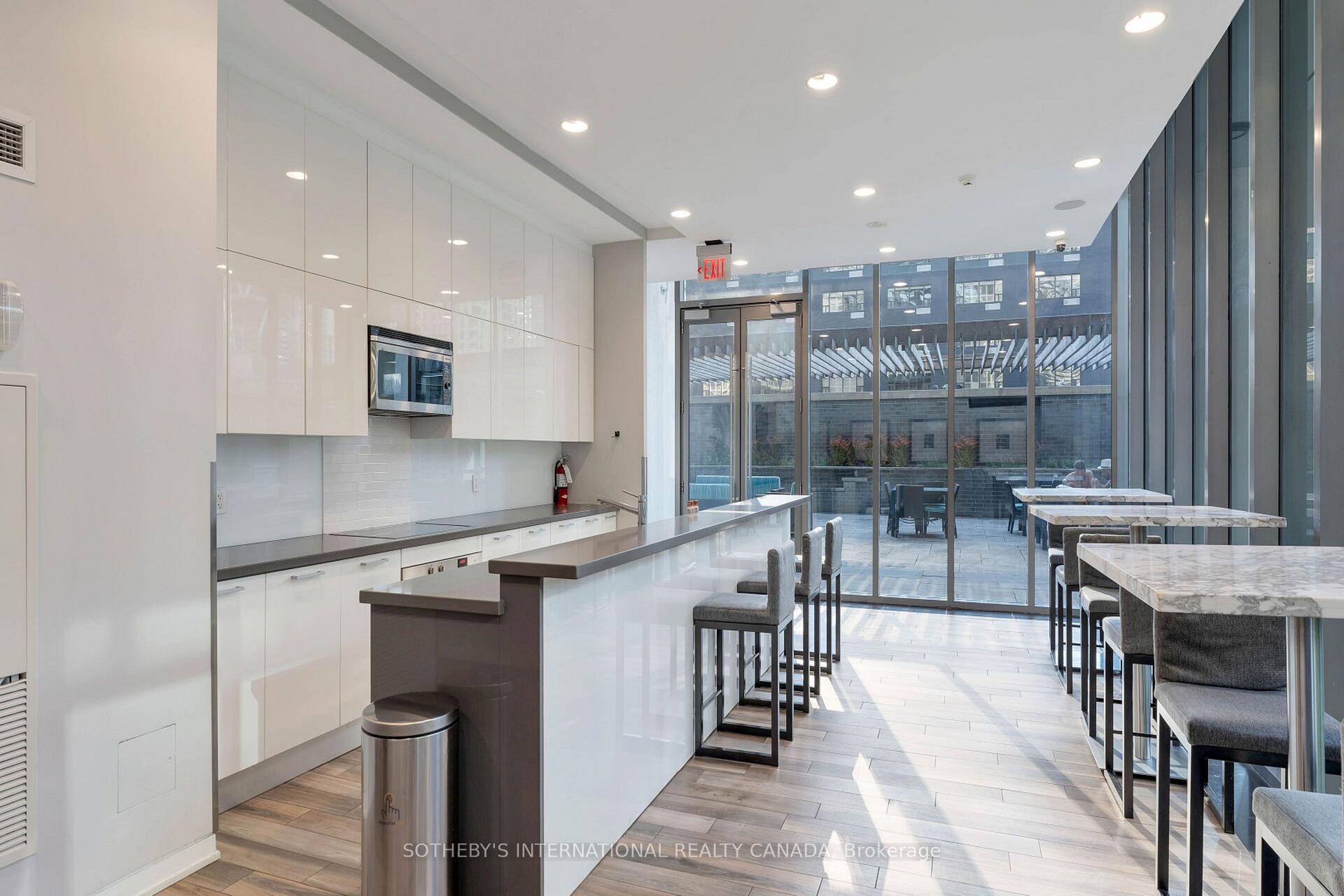 33 Charles Street E 1611, Toronto Unit: 1611