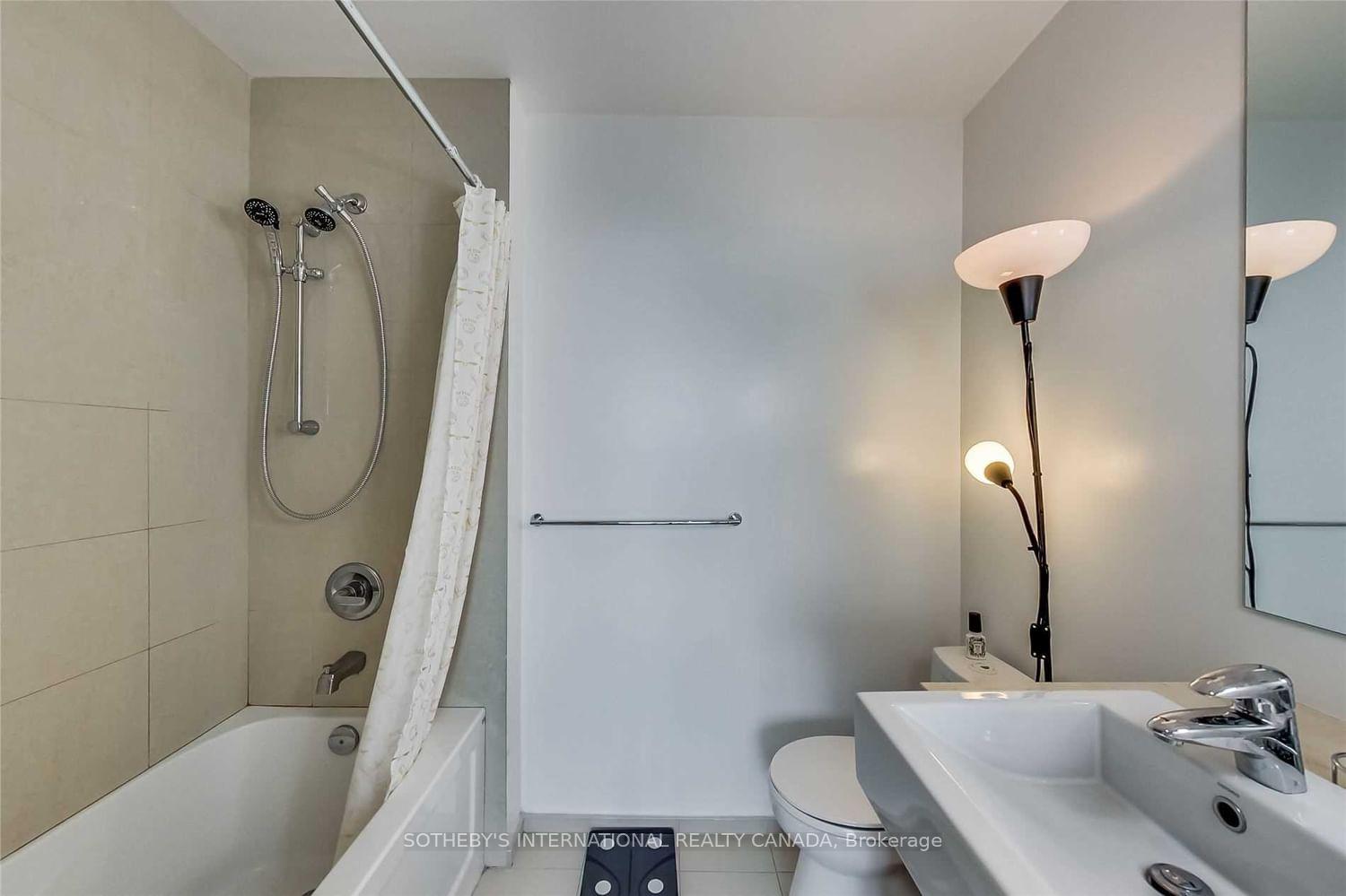 8 The Esplanade 5505, Toronto Unit: 5505