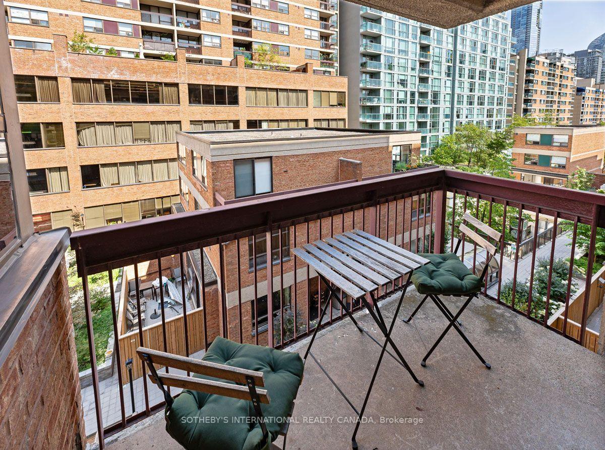 89 McCaul Street 520, Toronto Unit: 520