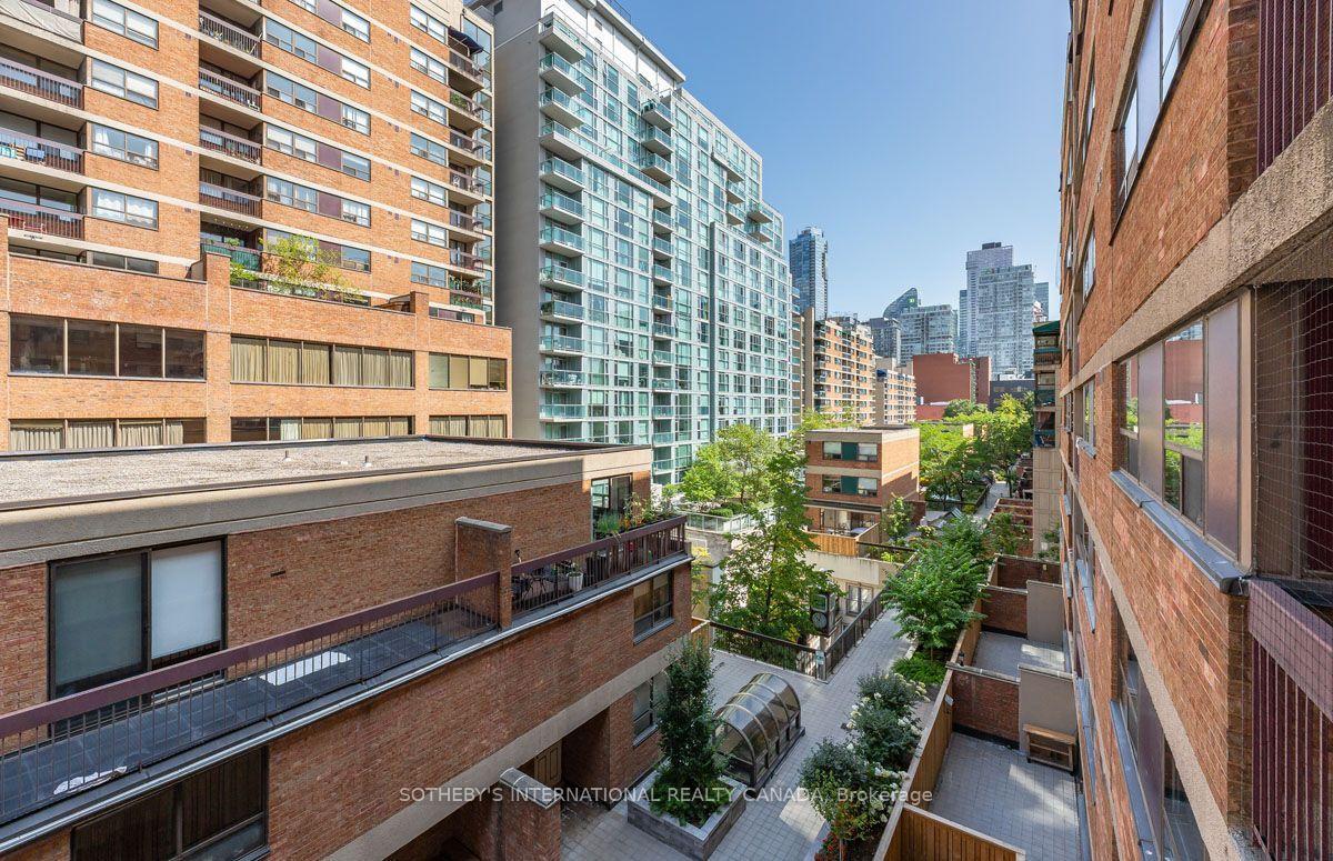 89 McCaul Street 520, Toronto Unit: 520