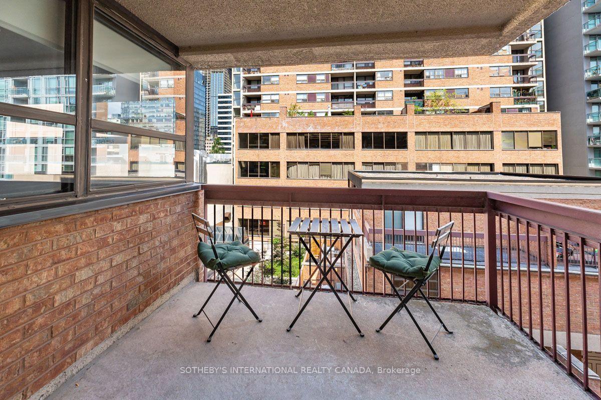 89 McCaul Street 520, Toronto Unit: 520