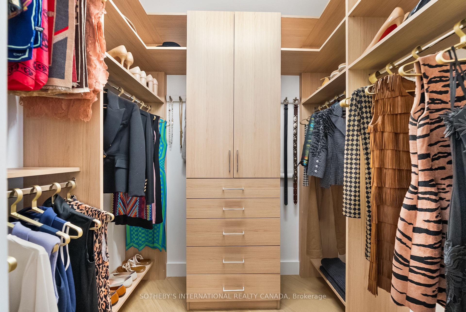 20 Scrivener Square 716, Toronto Unit: 716