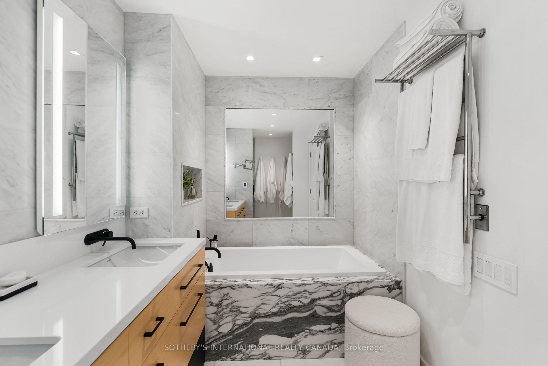 20 Scrivener Square 716, Toronto Unit: 716
