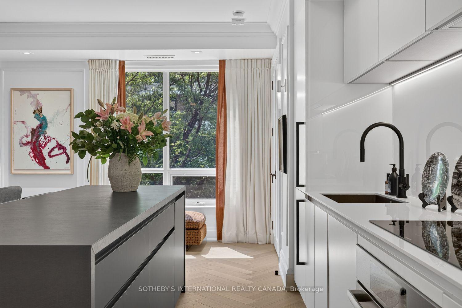 20 Scrivener Square 301, Toronto Unit: 301