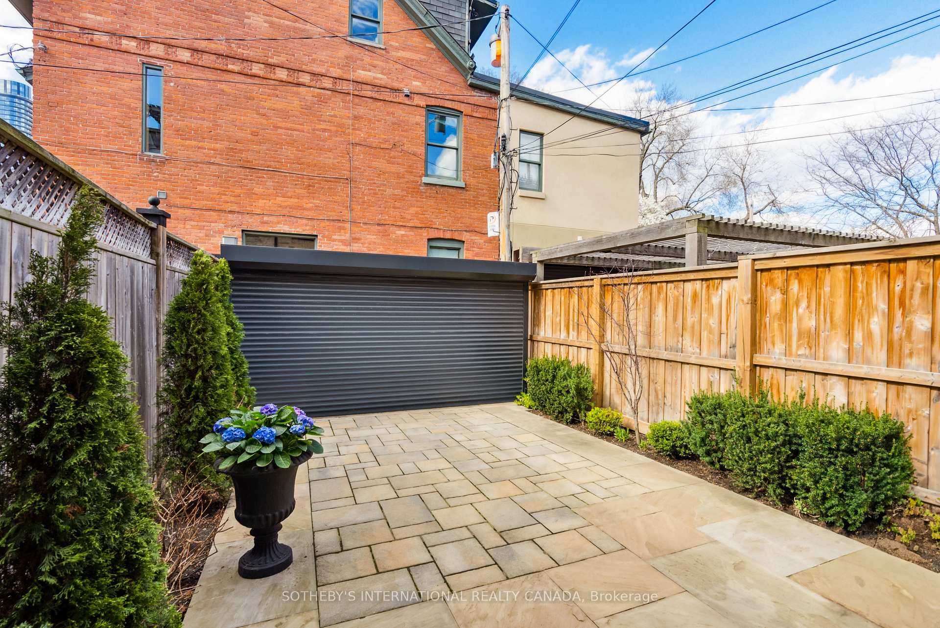 328 Wellesley Street E, Toronto