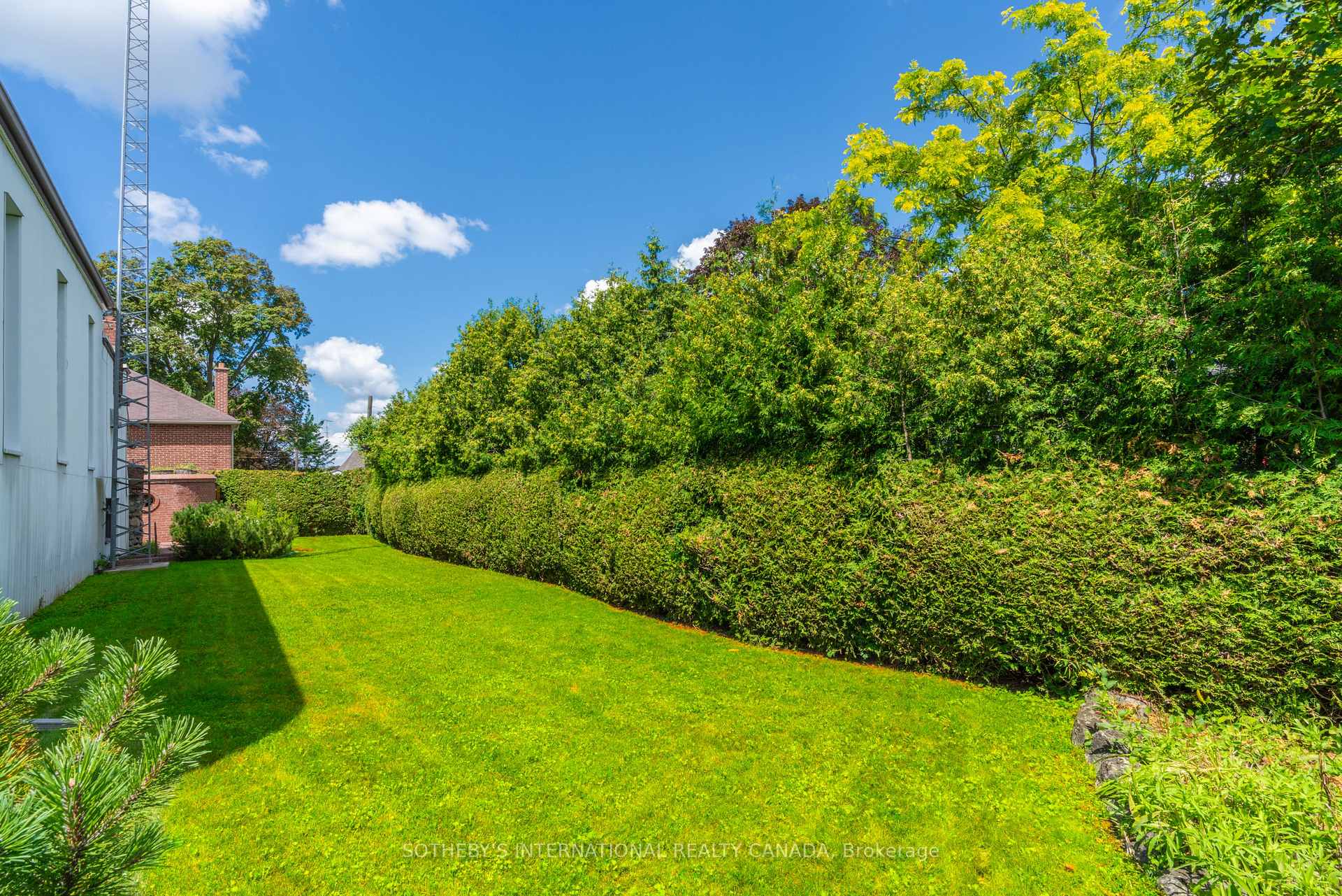787 Simcoe Street N