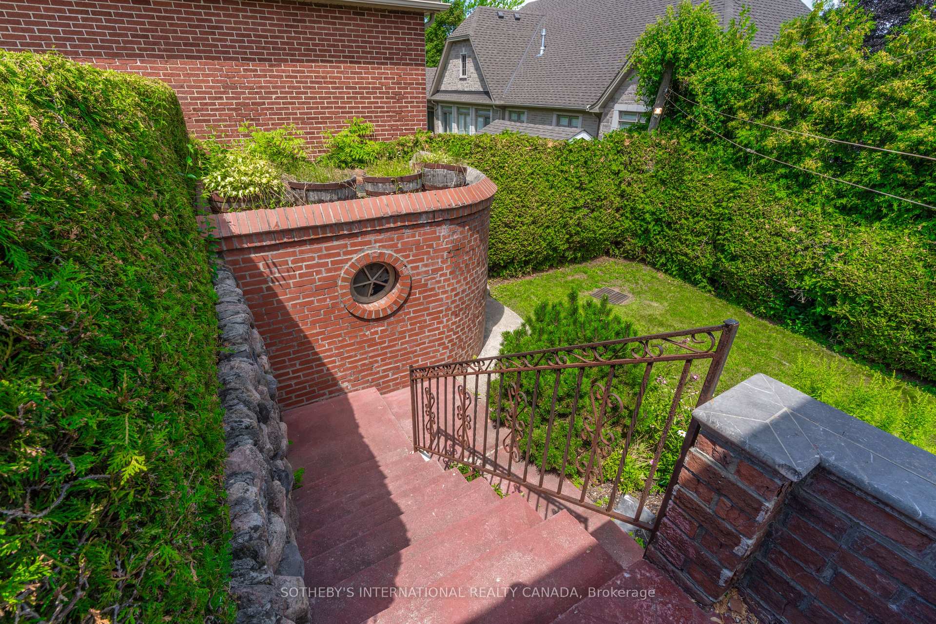 787 Simcoe Street N