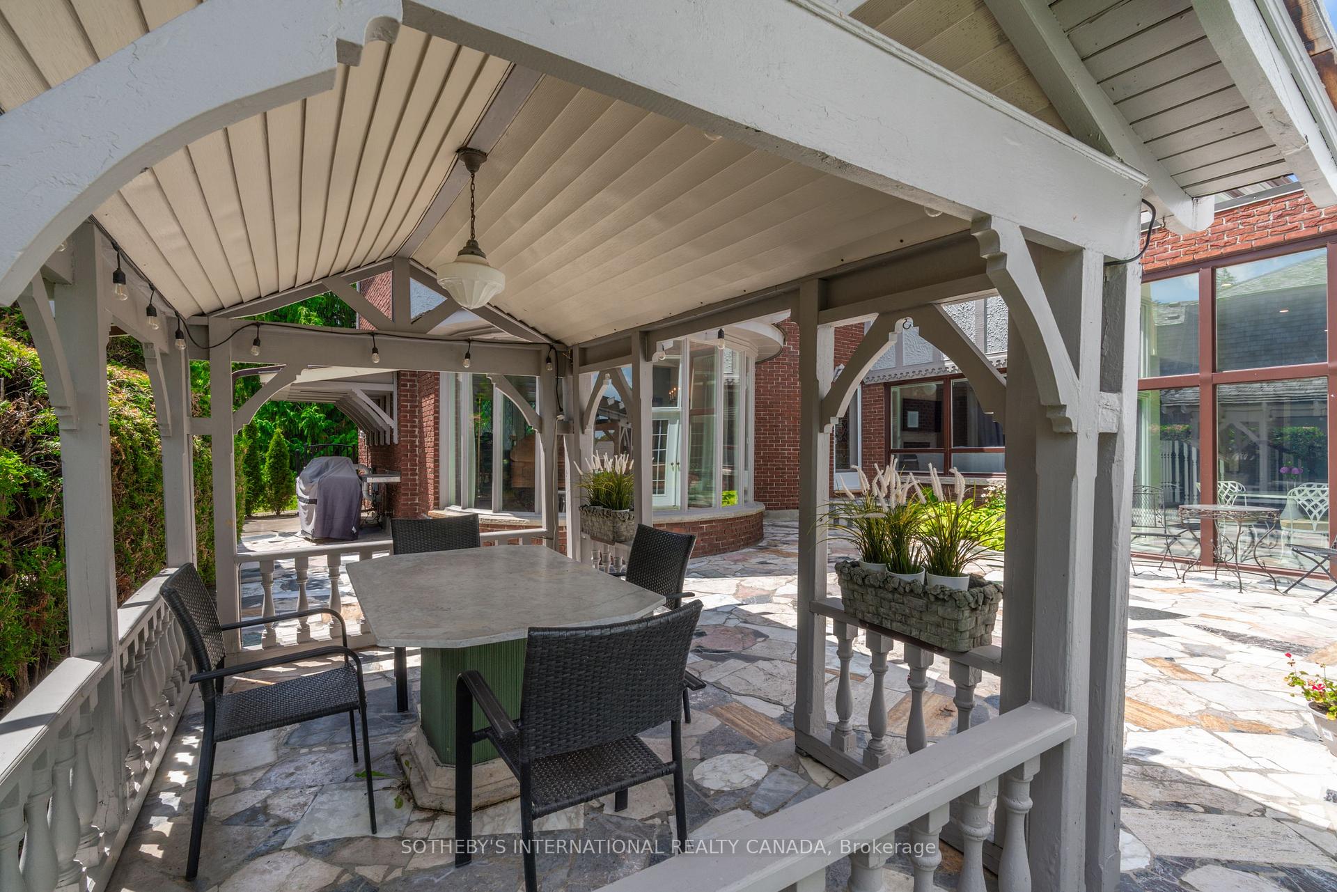 787 Simcoe Street N
