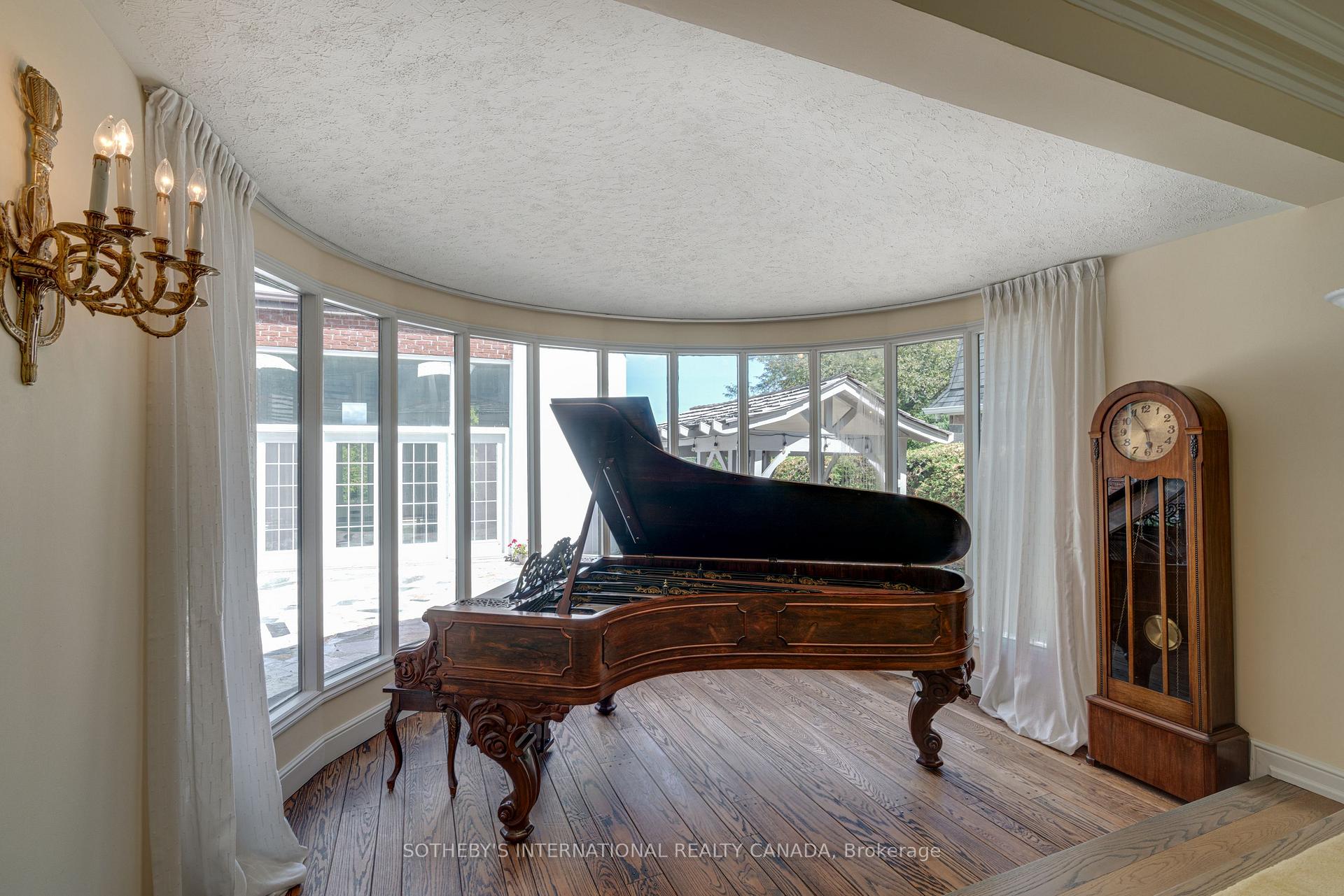 787 Simcoe Street N