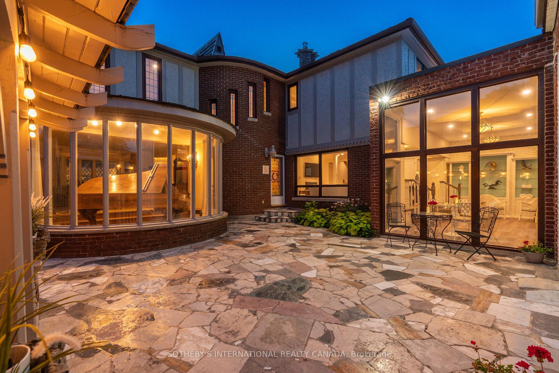 787 Simcoe Street N