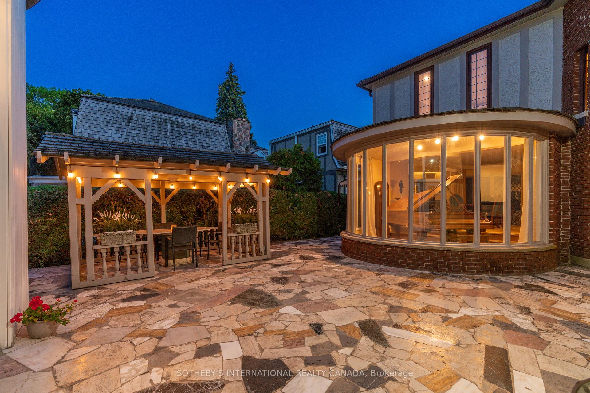 787 Simcoe Street N