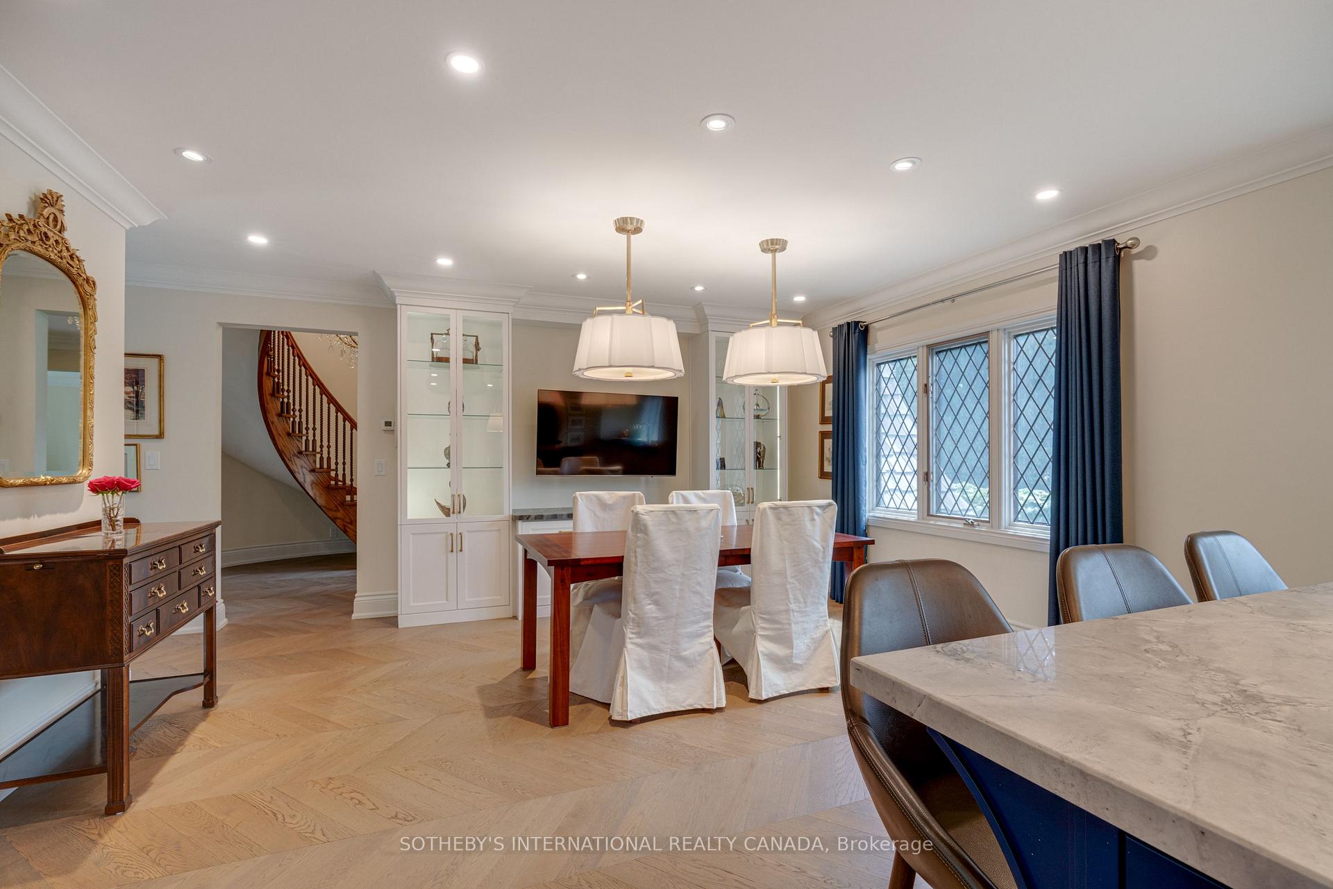 787 Simcoe Street N