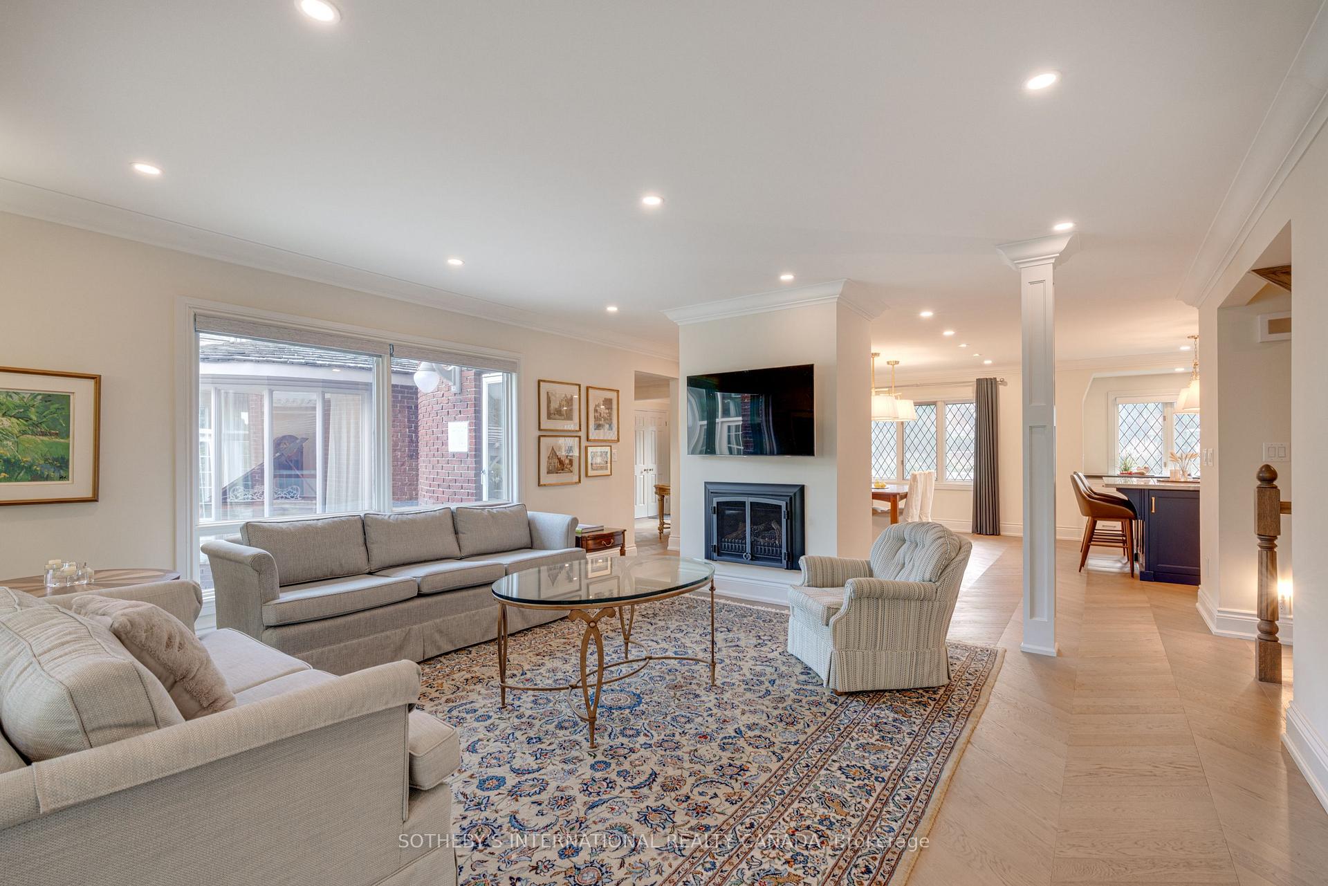 787 Simcoe Street N