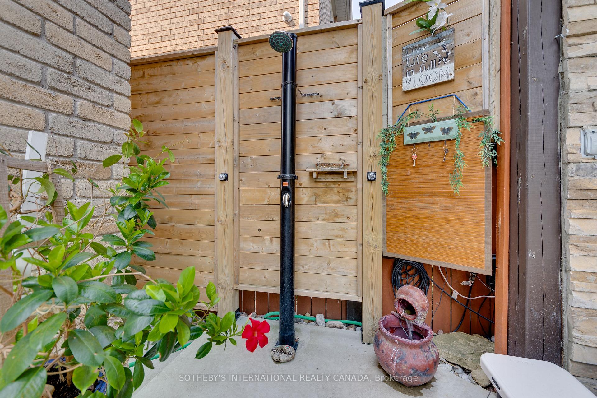 12 Parisian Crescent