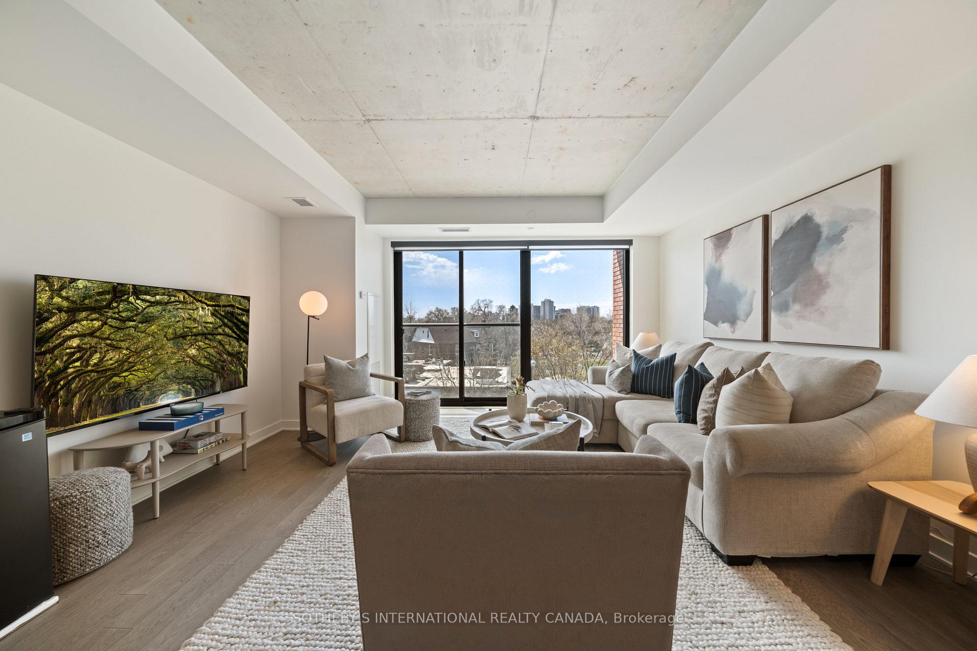 2720 Dundas Street 323