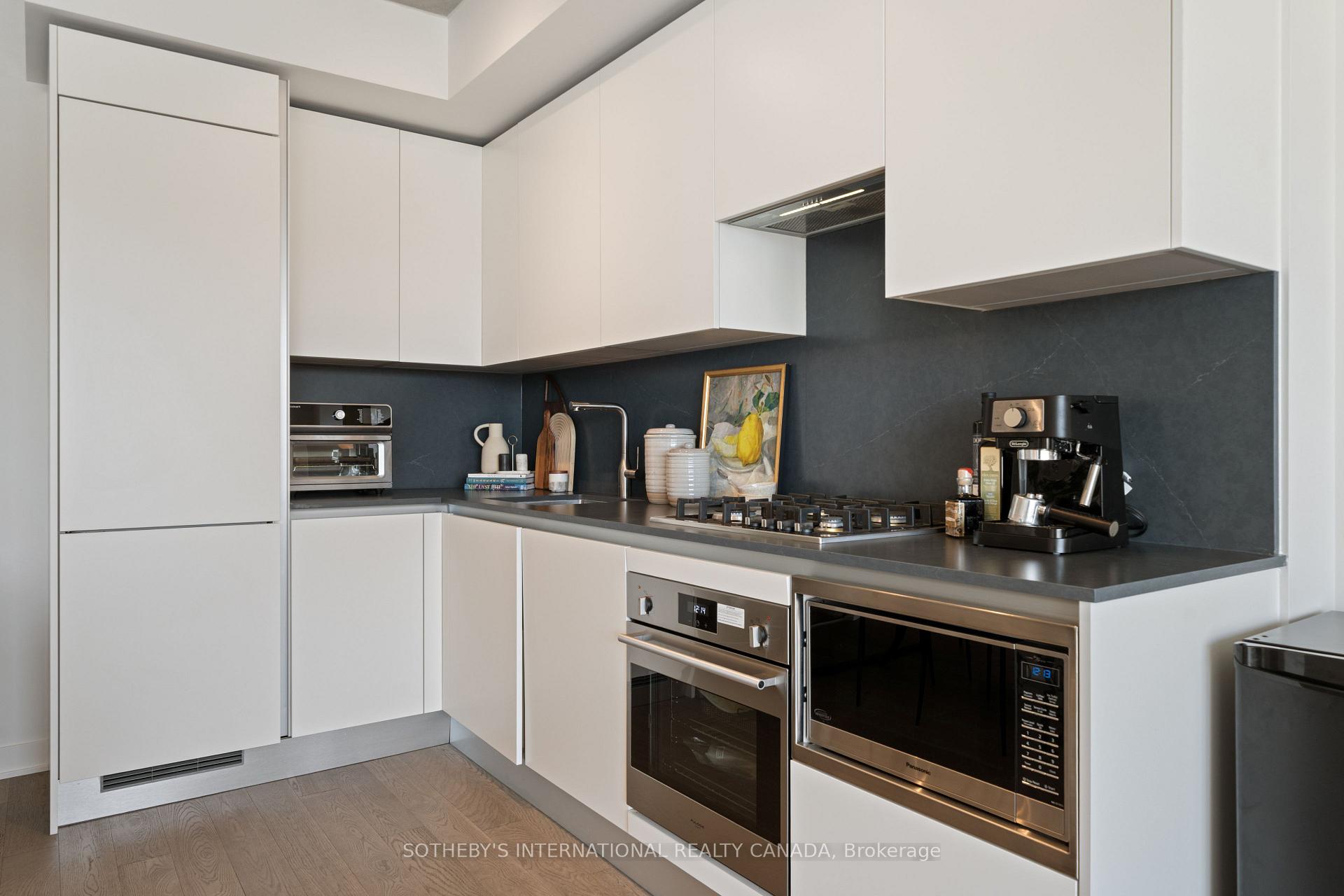 2720 Dundas Street 323