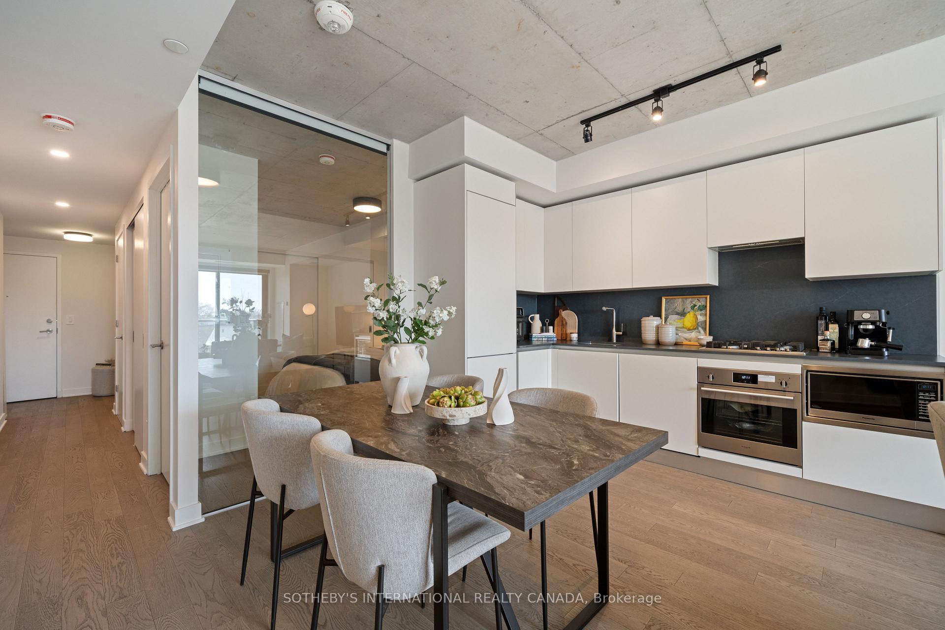 2720 Dundas Street 323