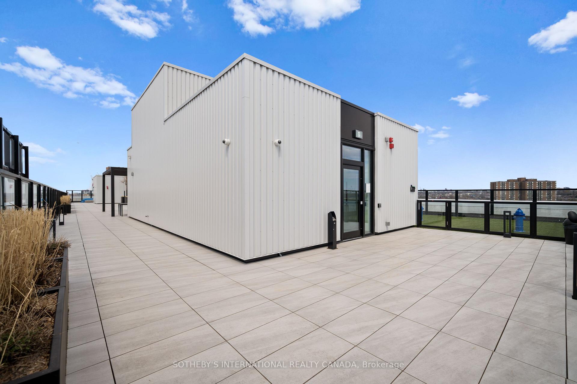 2720 Dundas Street 323