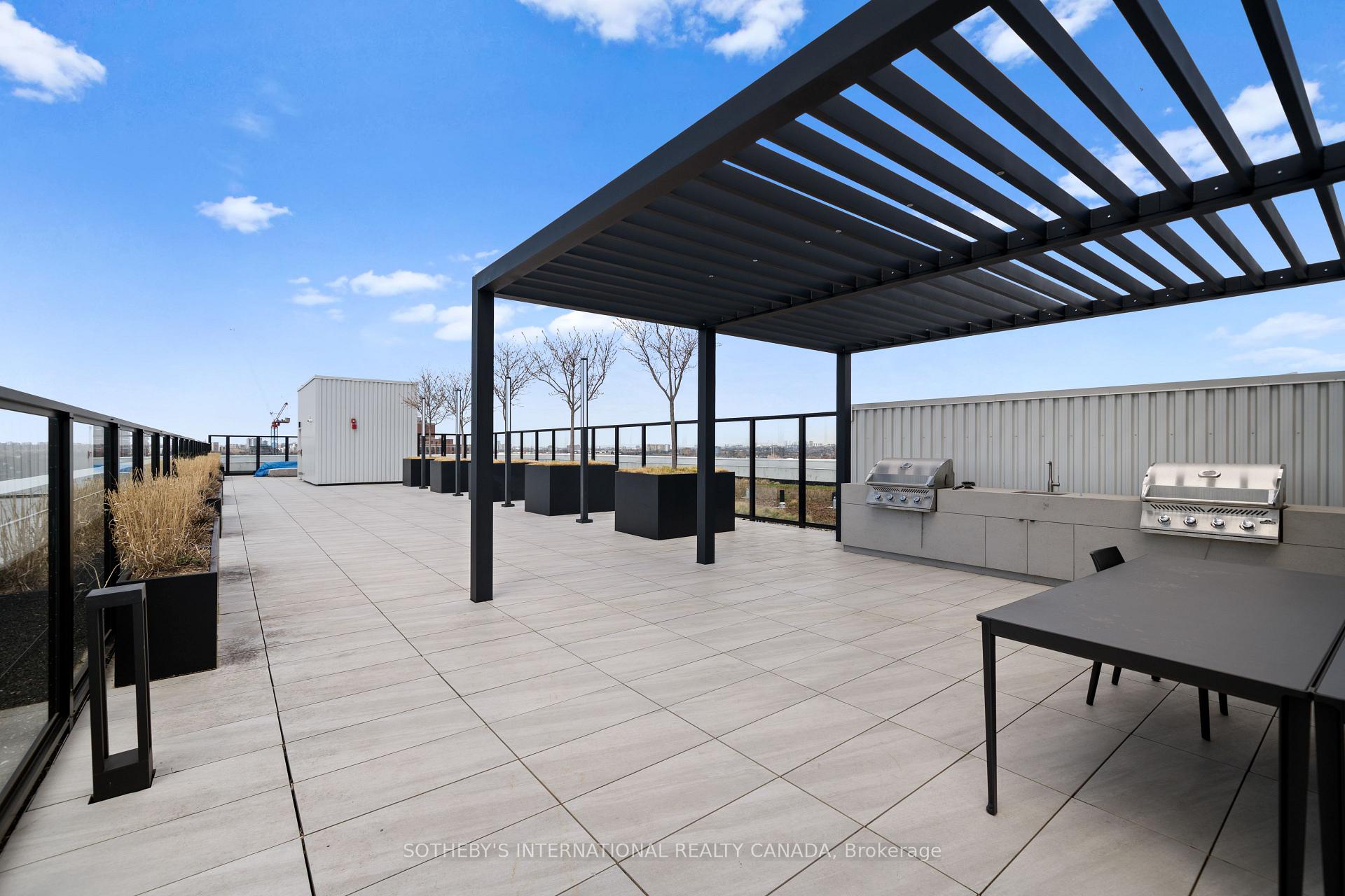 2720 Dundas Street 323