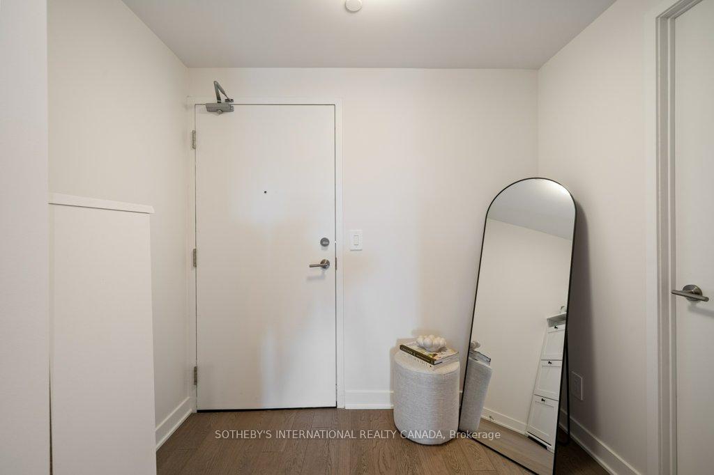 2720 Dundas Street W 323