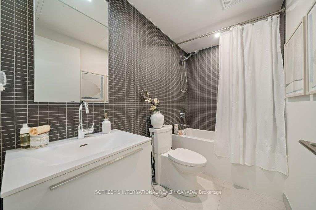 2720 Dundas Street W 323