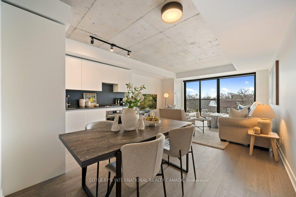 2720 Dundas Street W 323