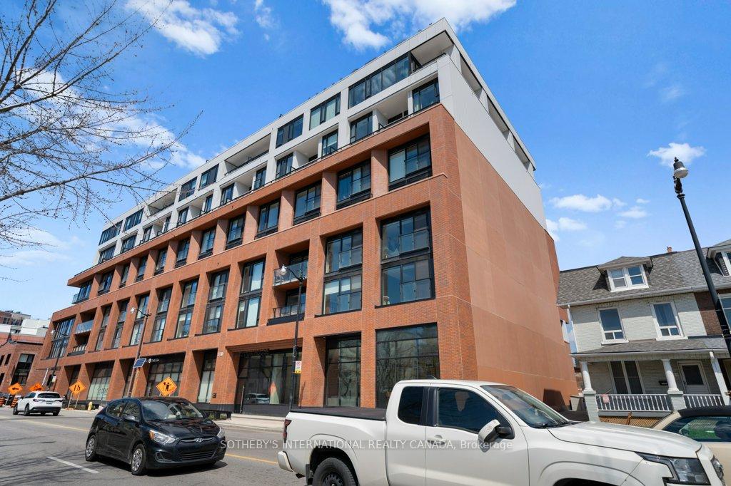 2720 Dundas Street W 323
