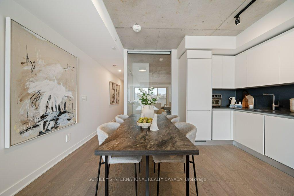 2720 Dundas Street W 323
