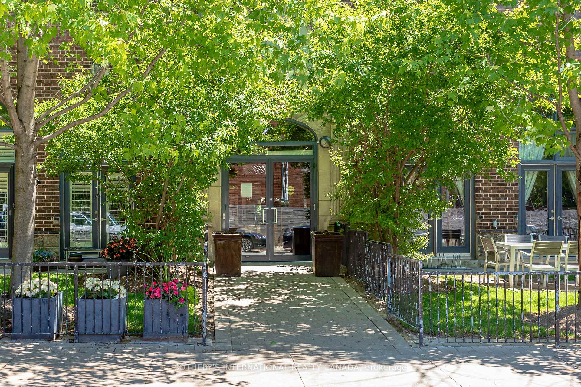 369 Sorauren Avenue 402