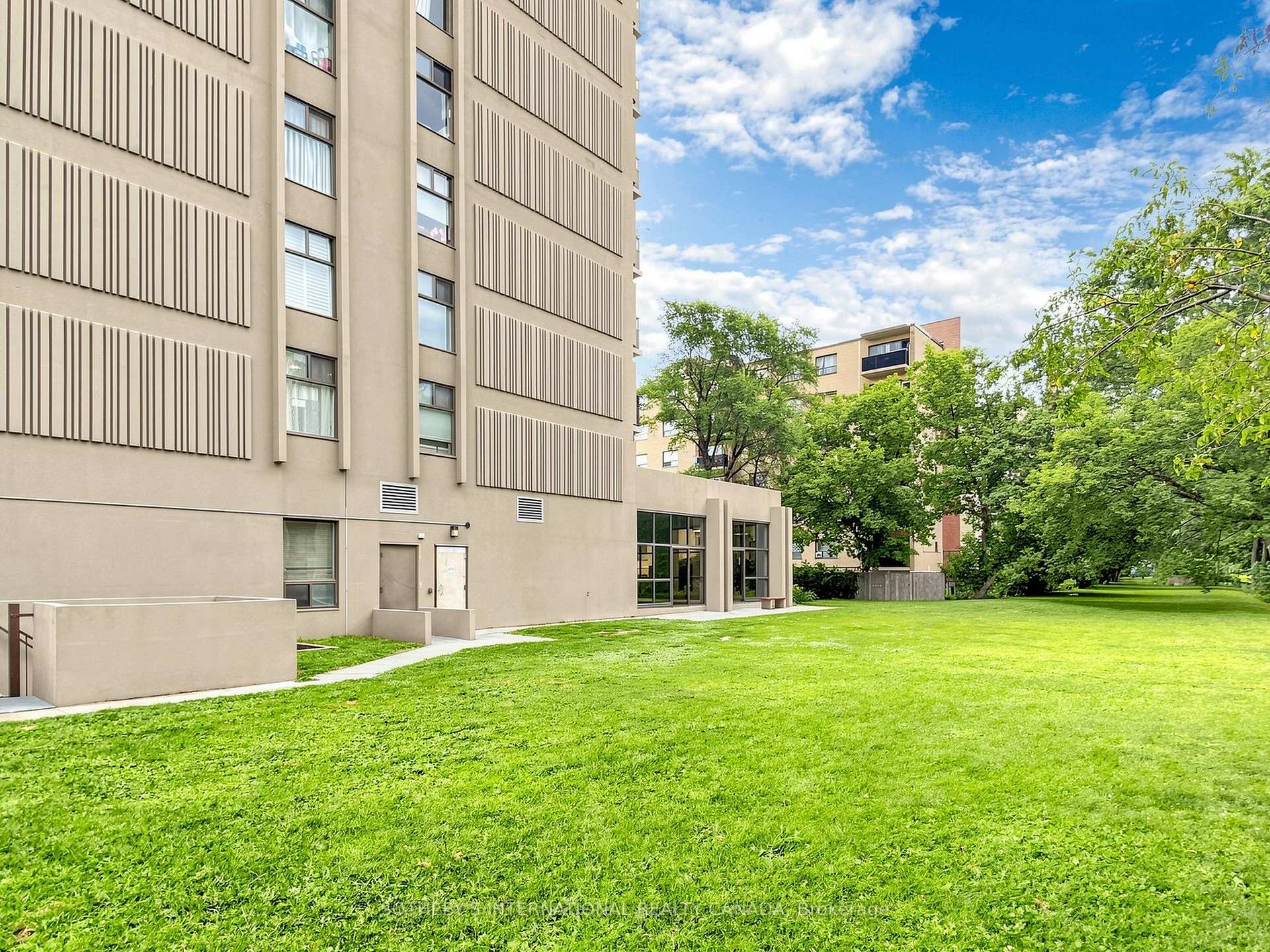 135 Marlee Avenue 403