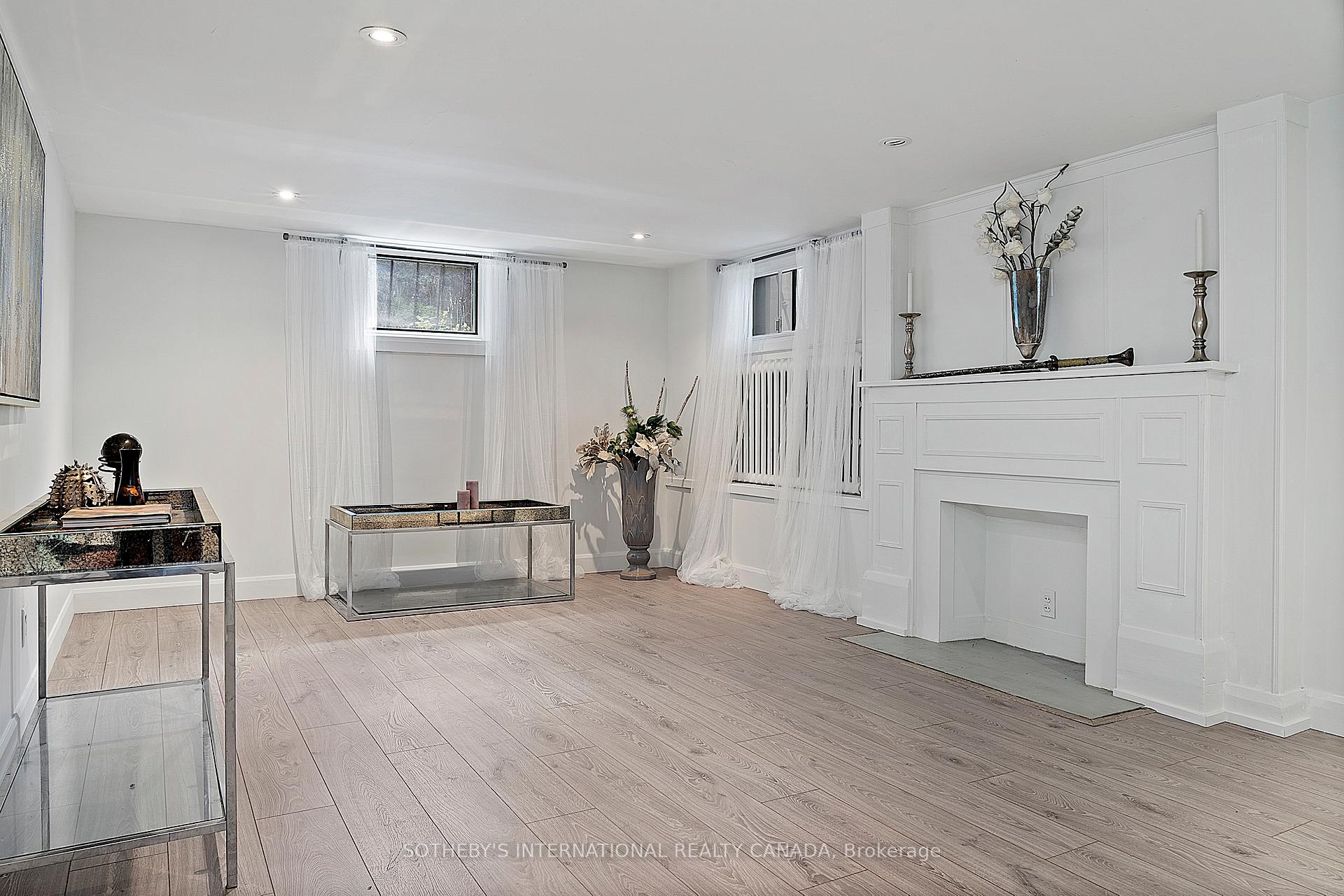 4009 Bloor Street W