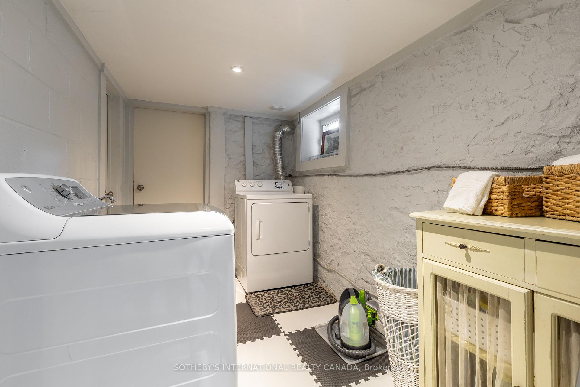 2 Rexford Road, Toronto