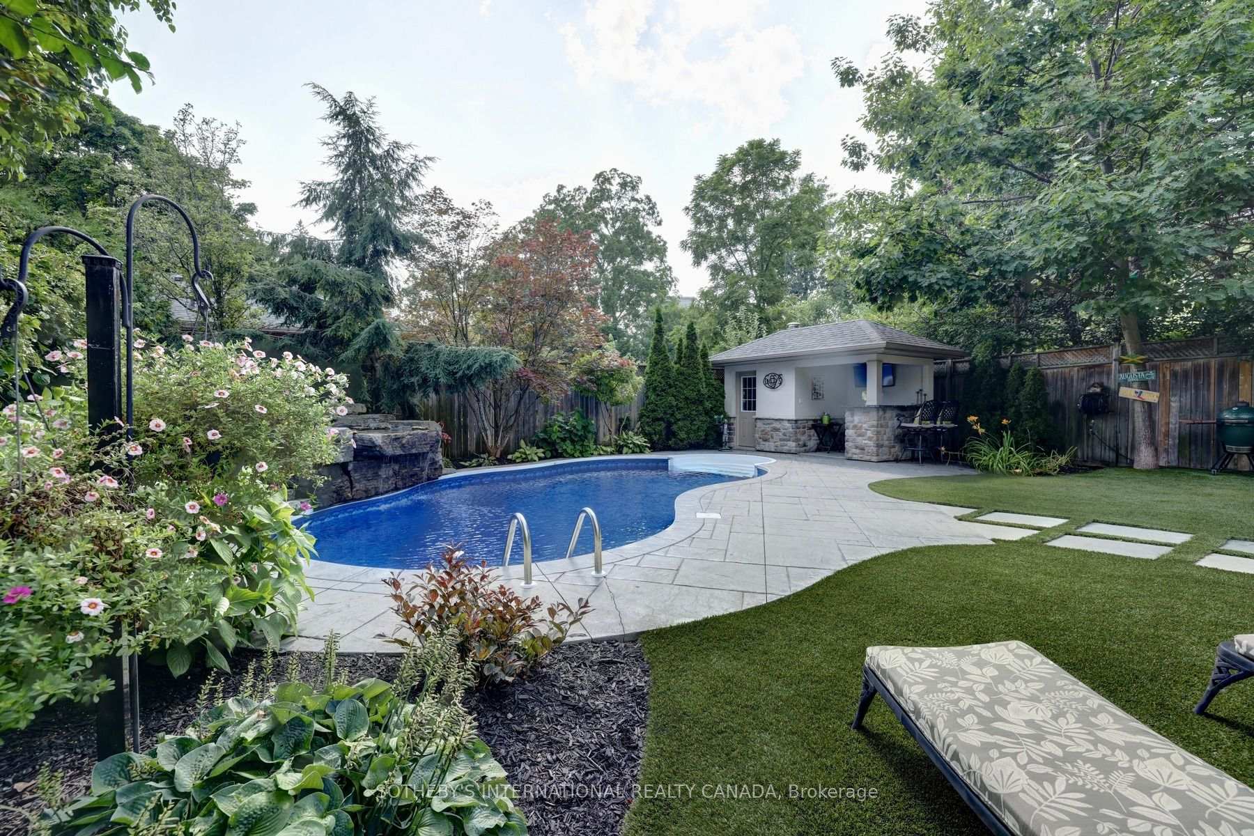 32 Oakwood Avenue S