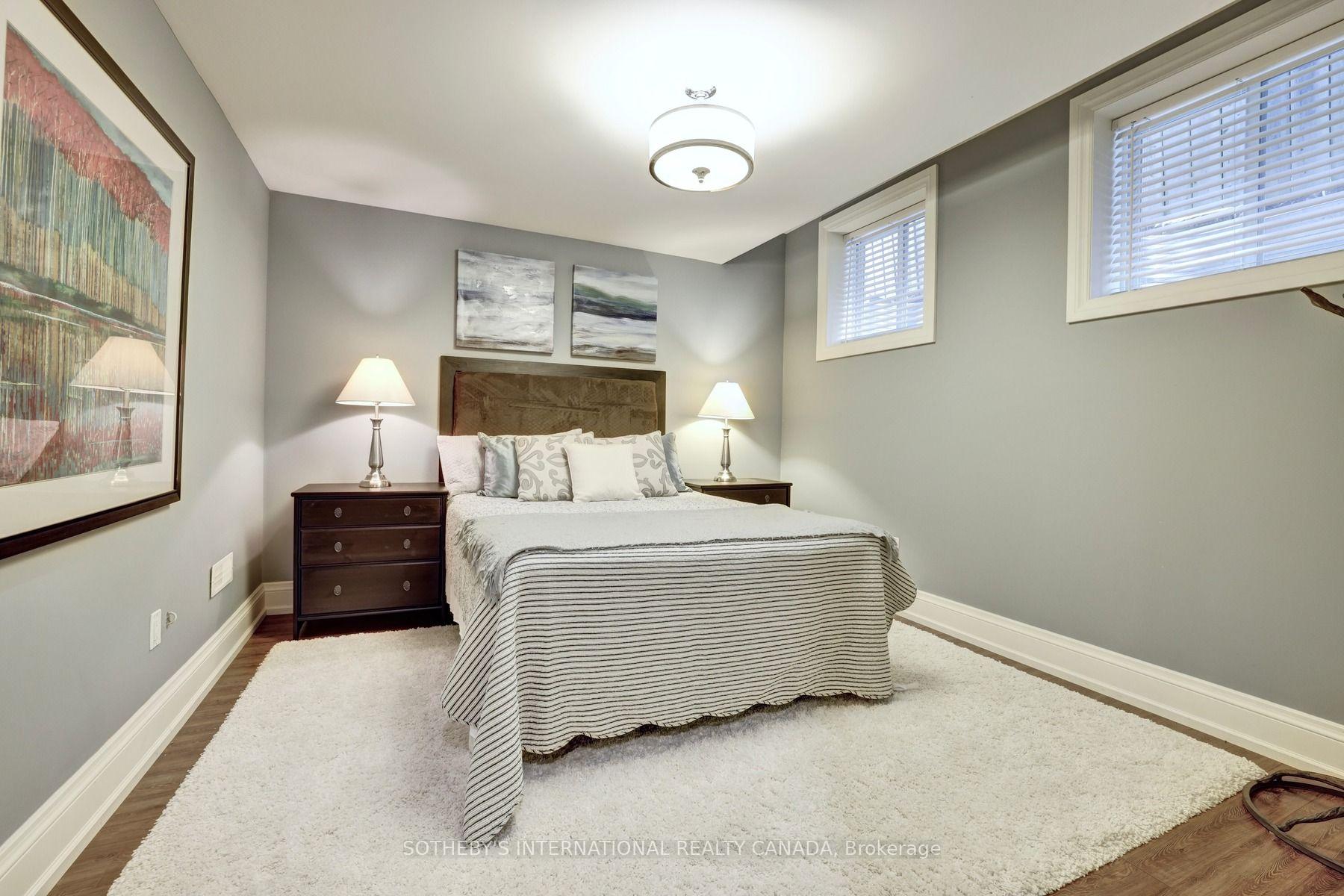 32 Oakwood Avenue S
